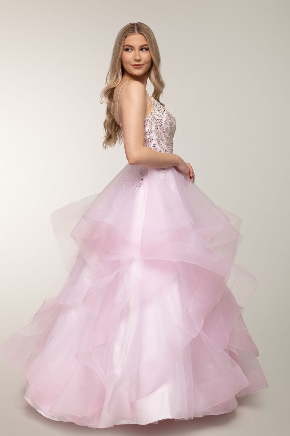 Vaaleanpunainen vanhojentanssimekko kirjailtua yläosa ja röyhelöhelma, sivu.