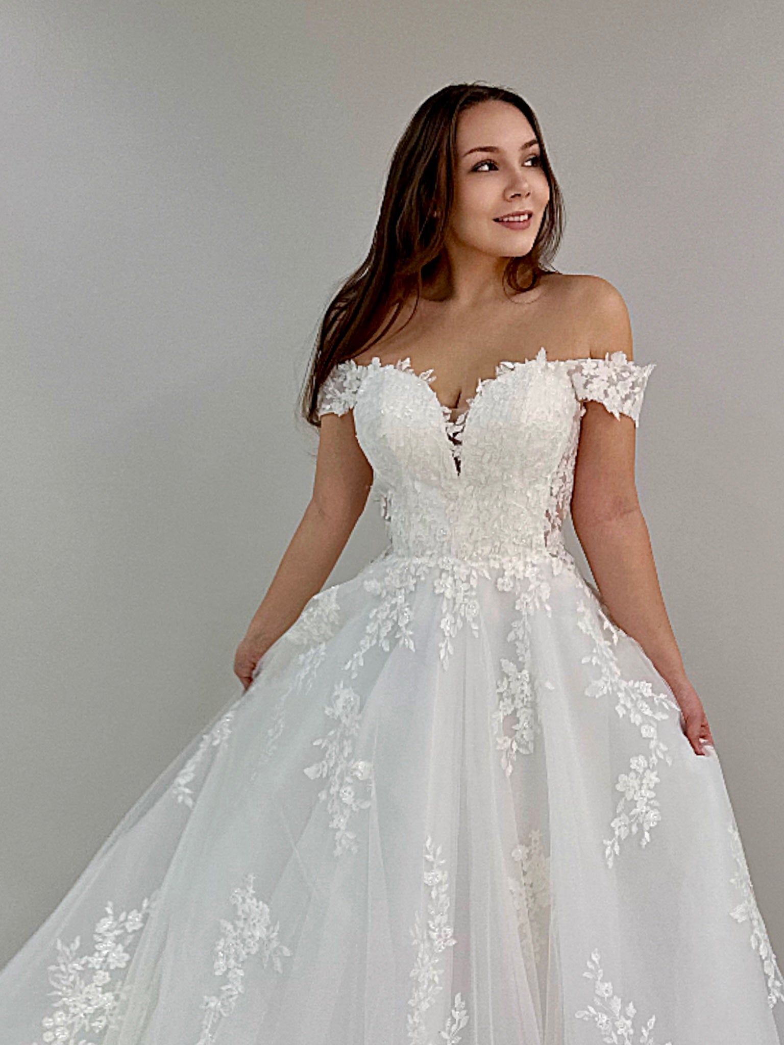 Häämekko pitsiyläosalla ja tyllilaahuksella, romanttinen ja juhlava, elegantti.