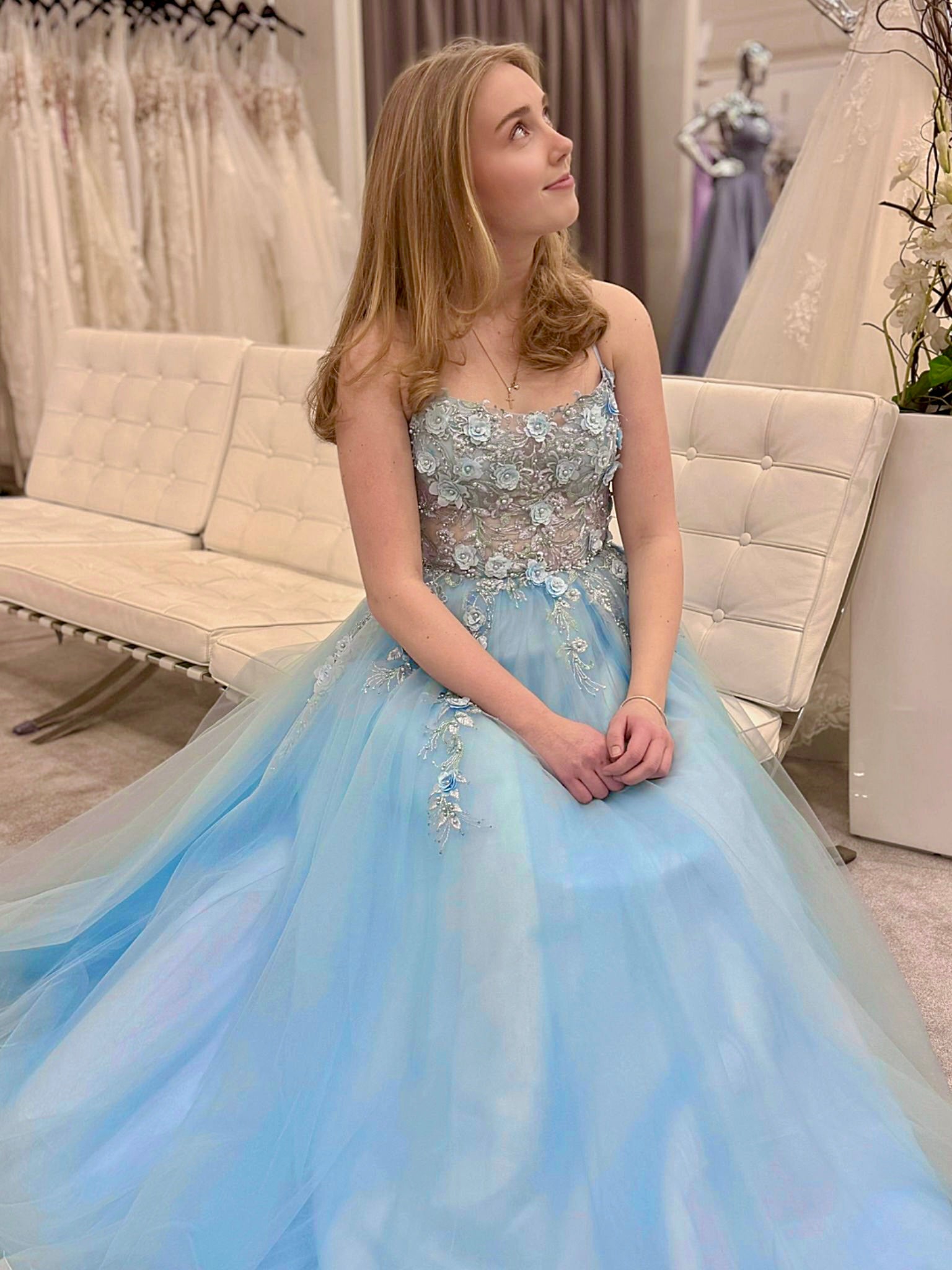 Vaaleansininen vanhojentanssimekko kukkapitsillä, edestä.