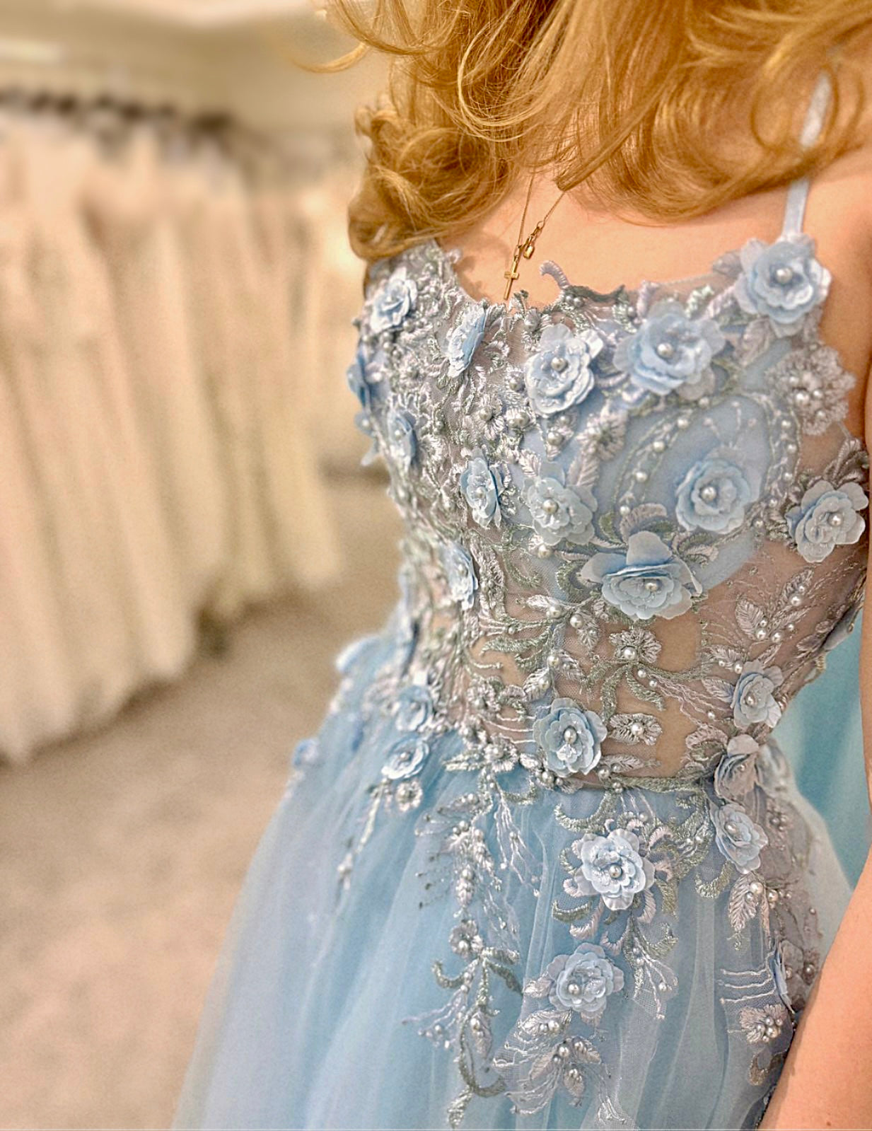 Vaaleansininen vanhojentanssimekko kukkapitsillä, lähikuva pitsistä.