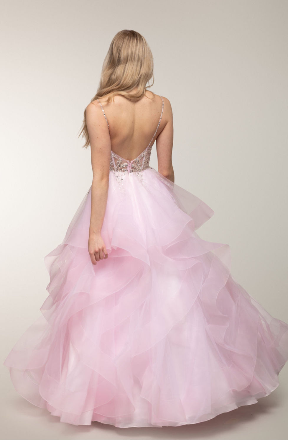 Vaaleanpunainen vanhojentanssimekko kirjailtua yläosa ja röyhelöhelma, takaa.