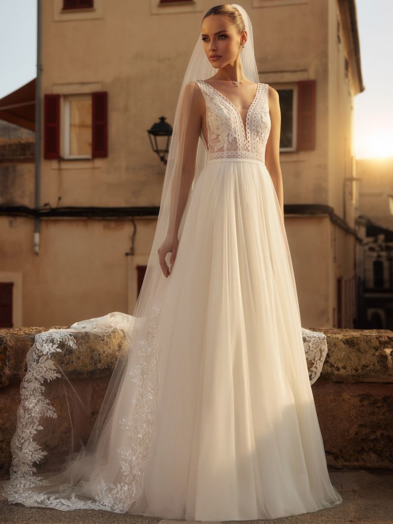 250 cm huntu näyttävällä pitsireunalla morsiamen mekkoon, edestä.