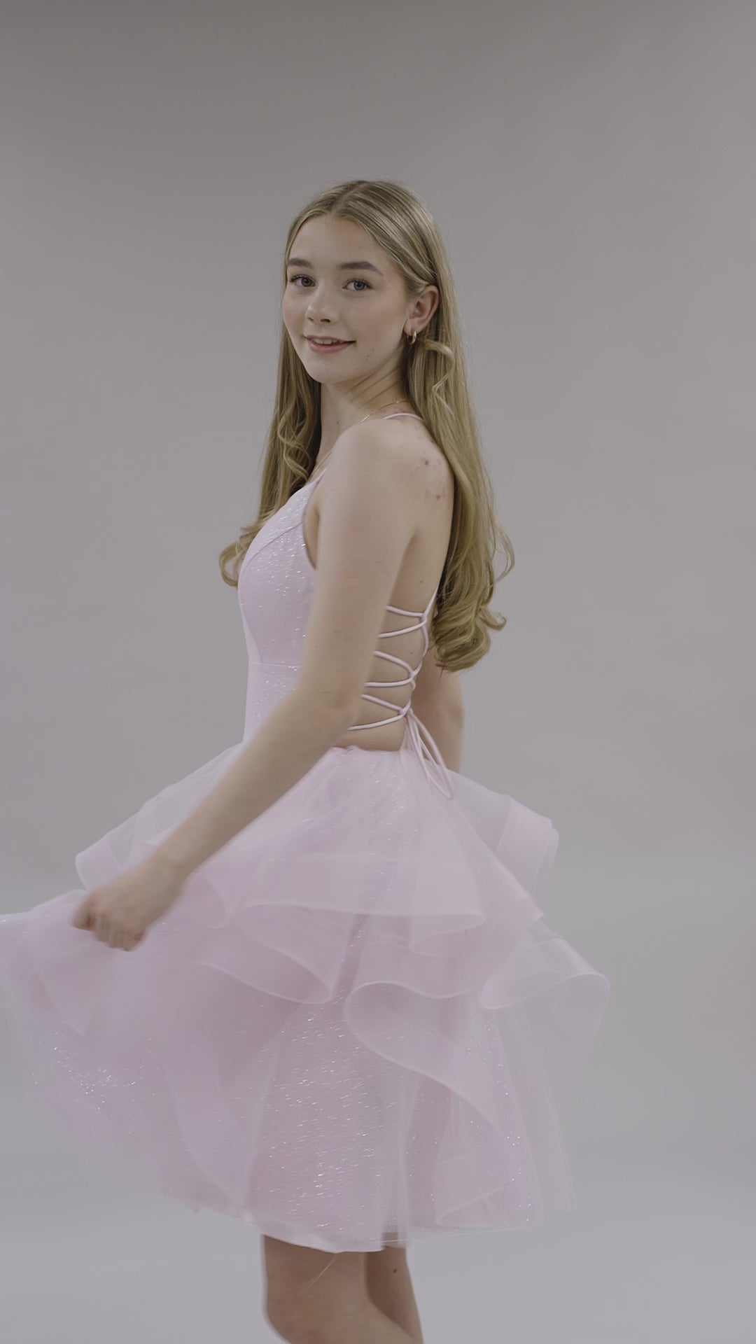 pinkki juhlamekko kimaltavasta kankaasta röyhelöhelmalla, video.