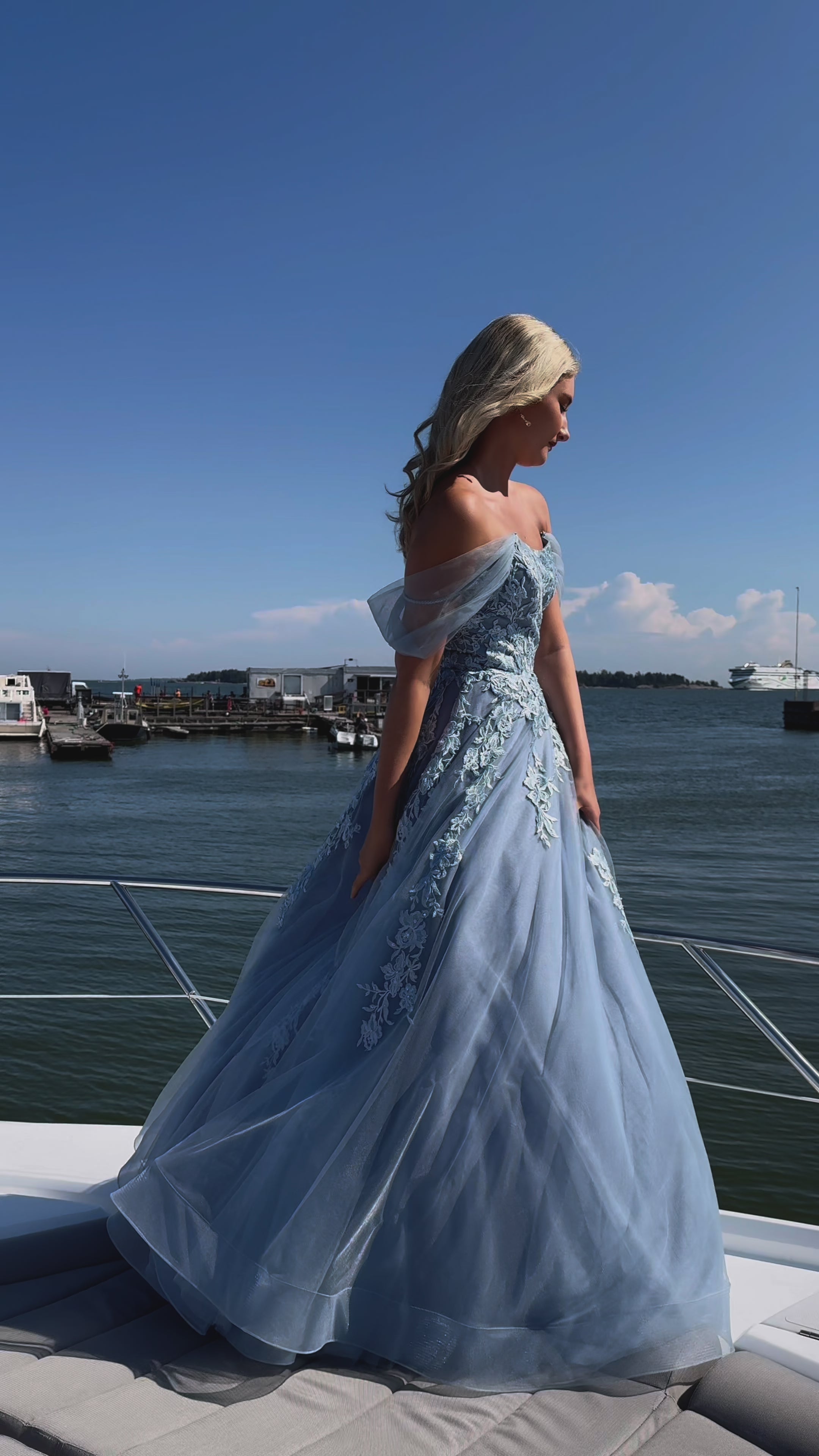 Siniharmaa vanhojentanssimekko off shoulder -olkaimilla, pitsiyläosalla ja tyllihelmalla, video.