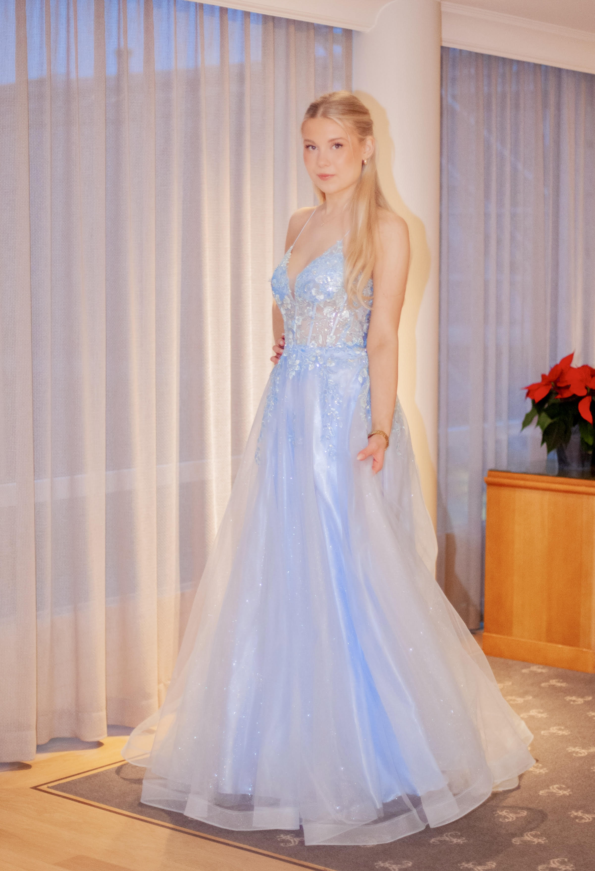 Vanhojentanssimekko vaaleansininen pitsillä ja glitterillä, etukuva.