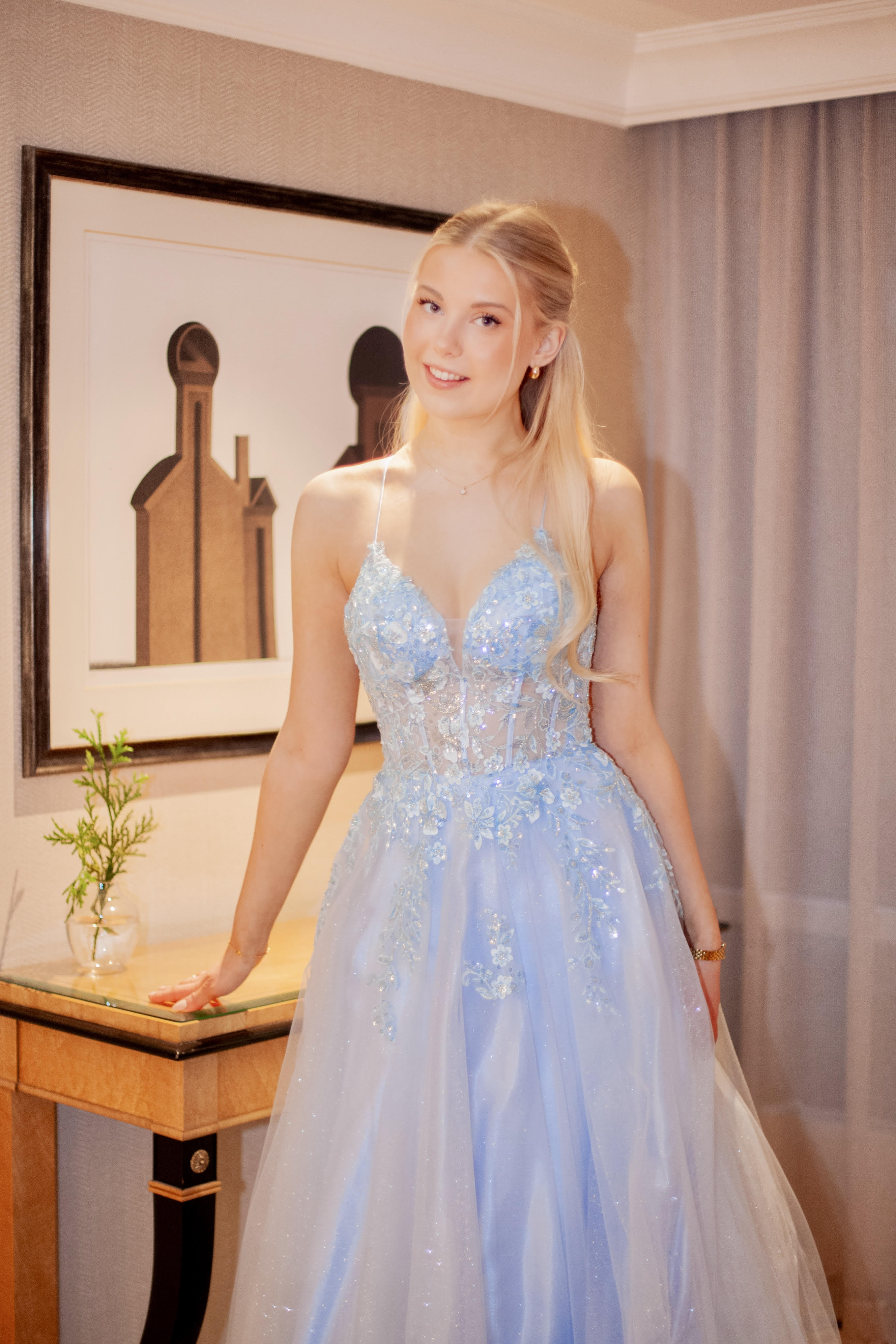 Vanhojentanssimekko vaaleansininen pitsillä ja glitterillä.