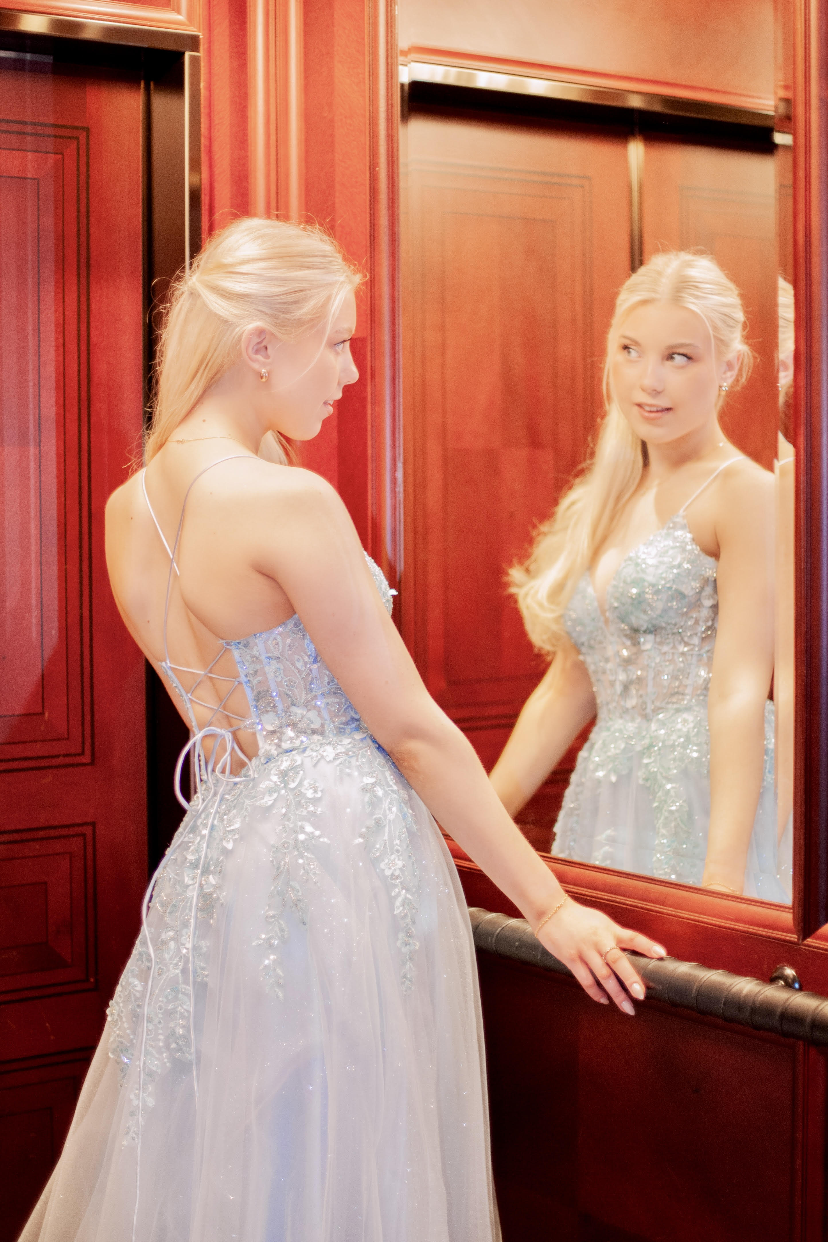 Vanhojentanssimekko vaaleansininen pitsillä ja glitterillä, peilikuva.