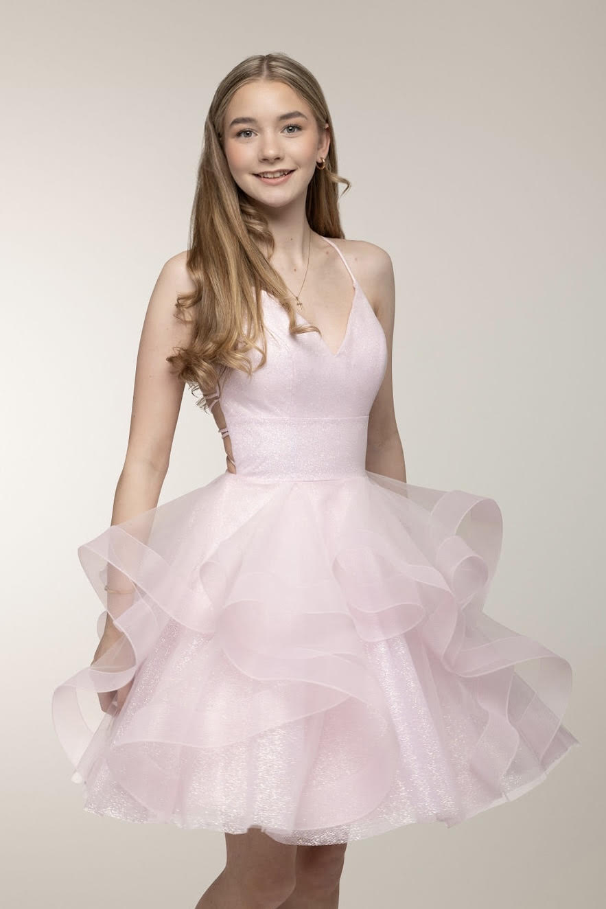 pinkki juhlamekko kimaltavasta kankaasta röyhelöhelmalla, edestä.