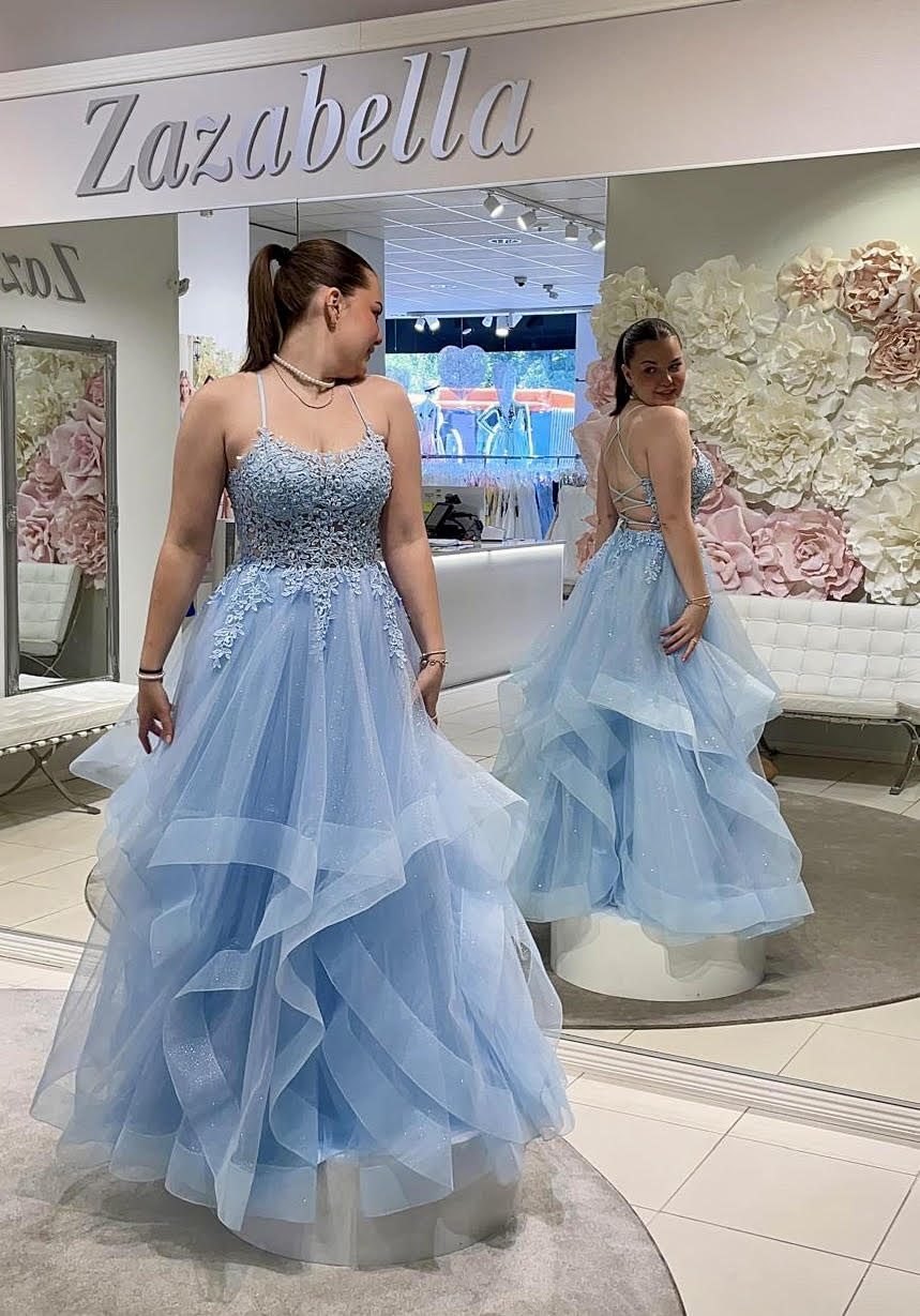 Vaaleansininen vanhojentanssimekko röyhelöhelmalla ja pitsiyläosalla, peilikuva.