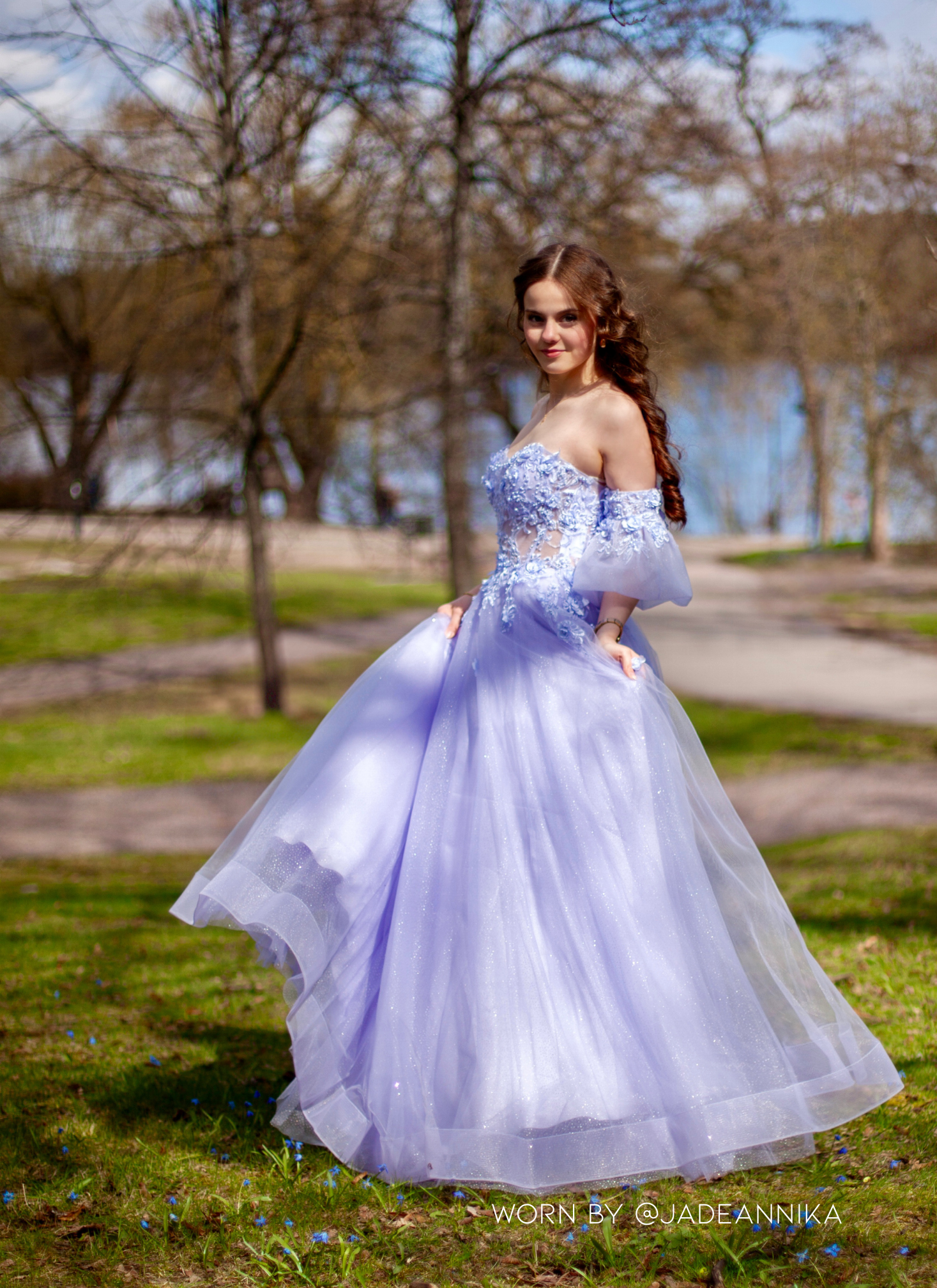 Violetti vanhojentanssimekko tyllistä, off shoulder -olkaimet ja ilmava helma, sivusta.