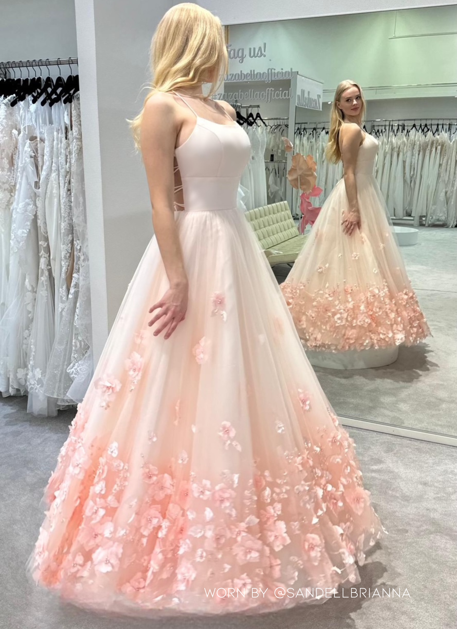 Vaaleanpunainen vanhojentanssimekko 3D kukkakoristein ja avoimella selällä, ilmava helma laskeutuu kauniisti, sivusta.