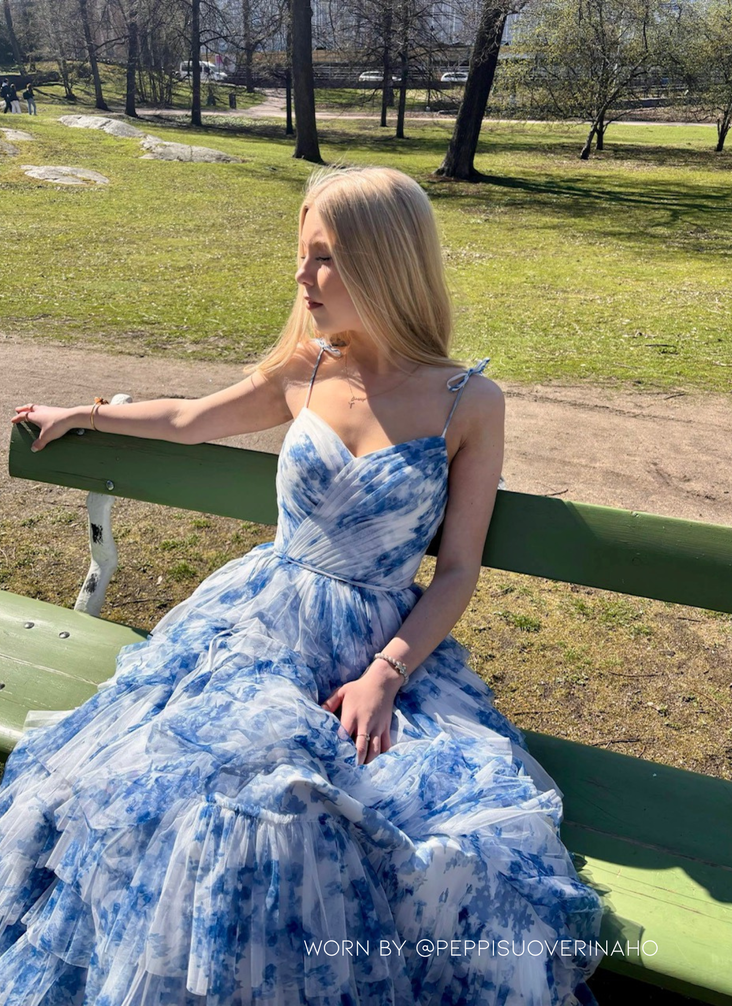 Valko‑sininen vanhojentanssimekko röyhelöhelmalla, edestä.