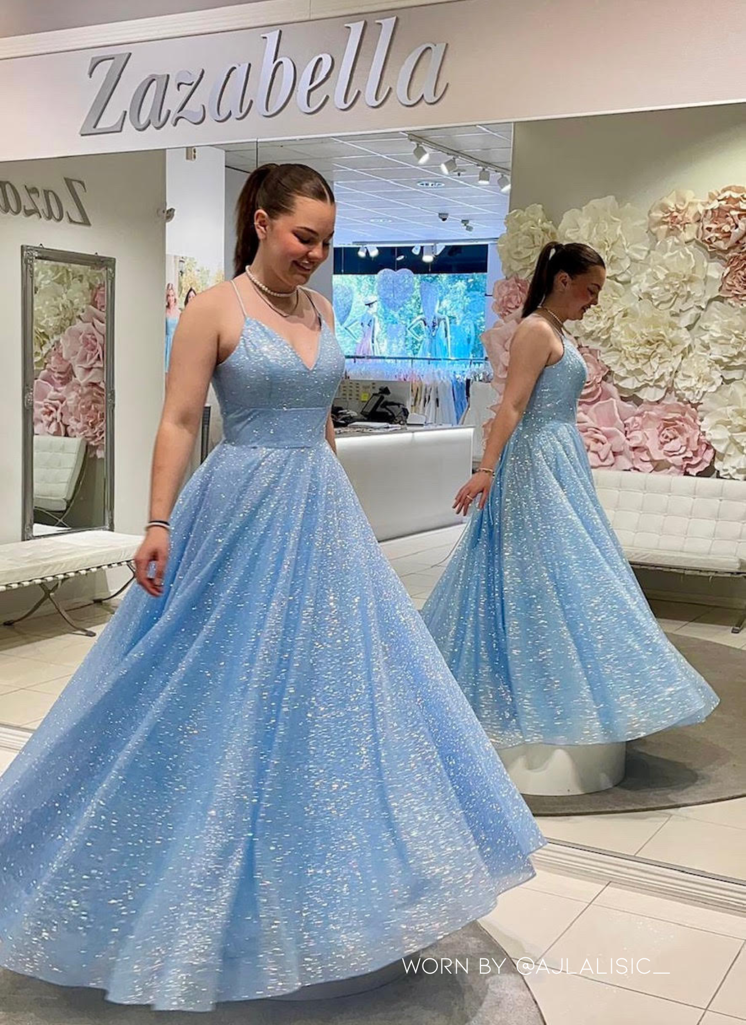 vaaleansininen kimaltava vanhojentanssimekko, edestä