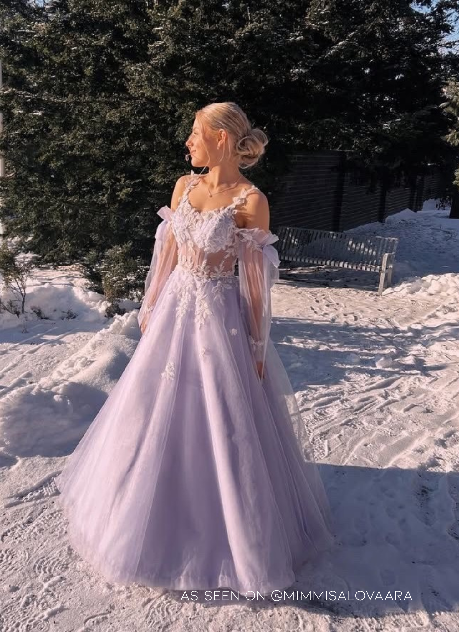Violetti vanhojentanssimekko off-shoulder-tyylillä kevyestä tyllistä, edestä.