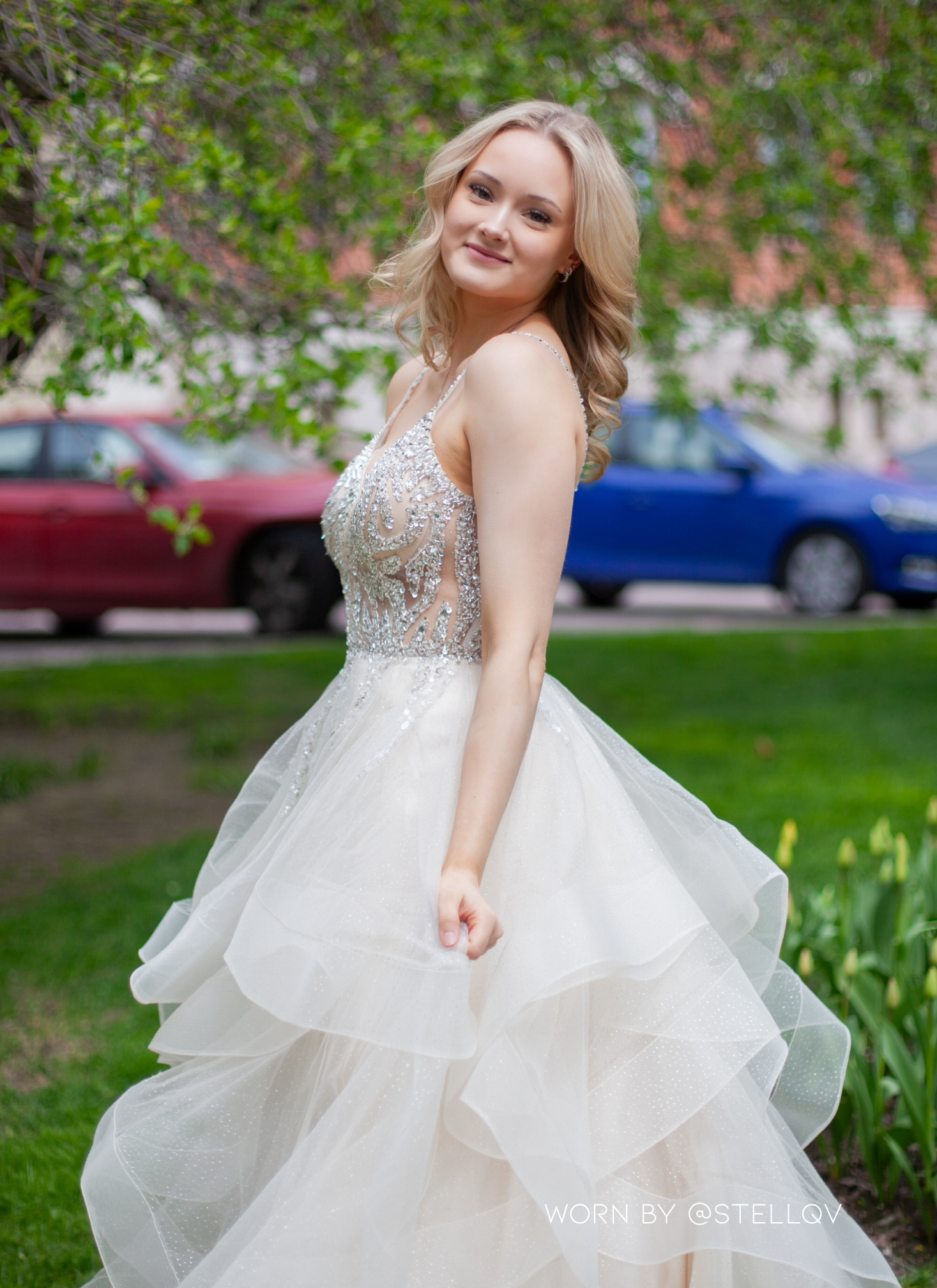 Röyhelöhelmainen vanhojentansimekko samppanjan värissä, sivusta.