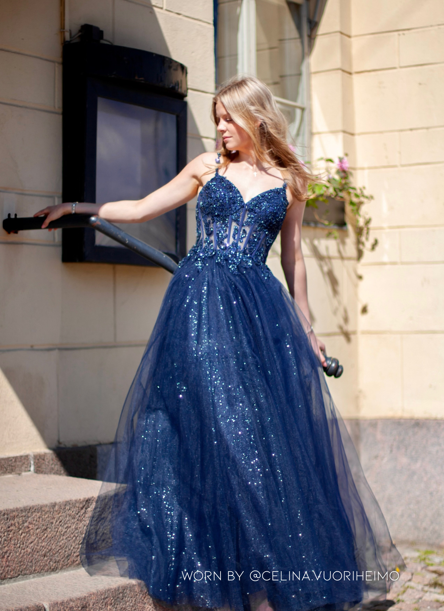 Kimaltava tummansininen vanhojentanssimekko, korsettiyläosa, edestä.