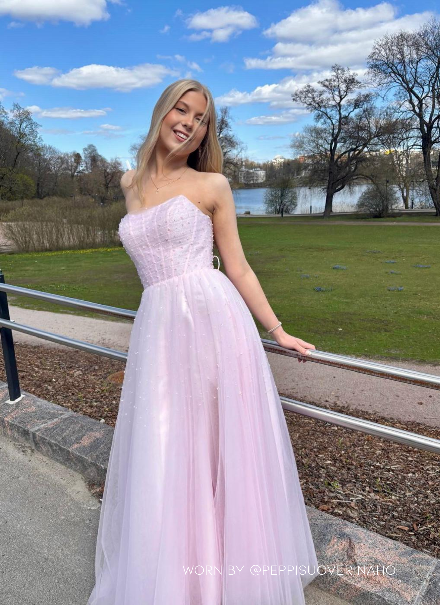 Olkaimeton vaaleanpunainen vanhojentanssimekko, edestä.