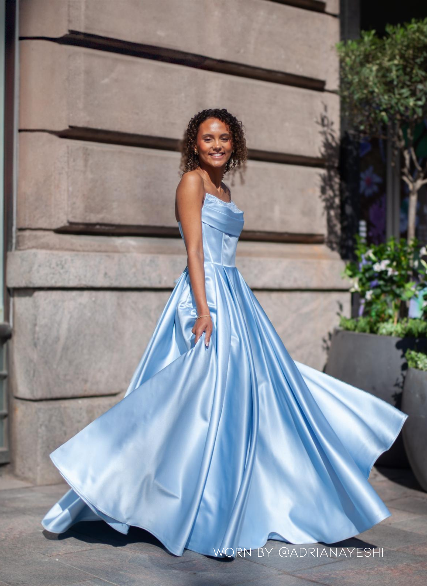 olkaimeton sininen satiinivanhojentanssimekko, sivusta.