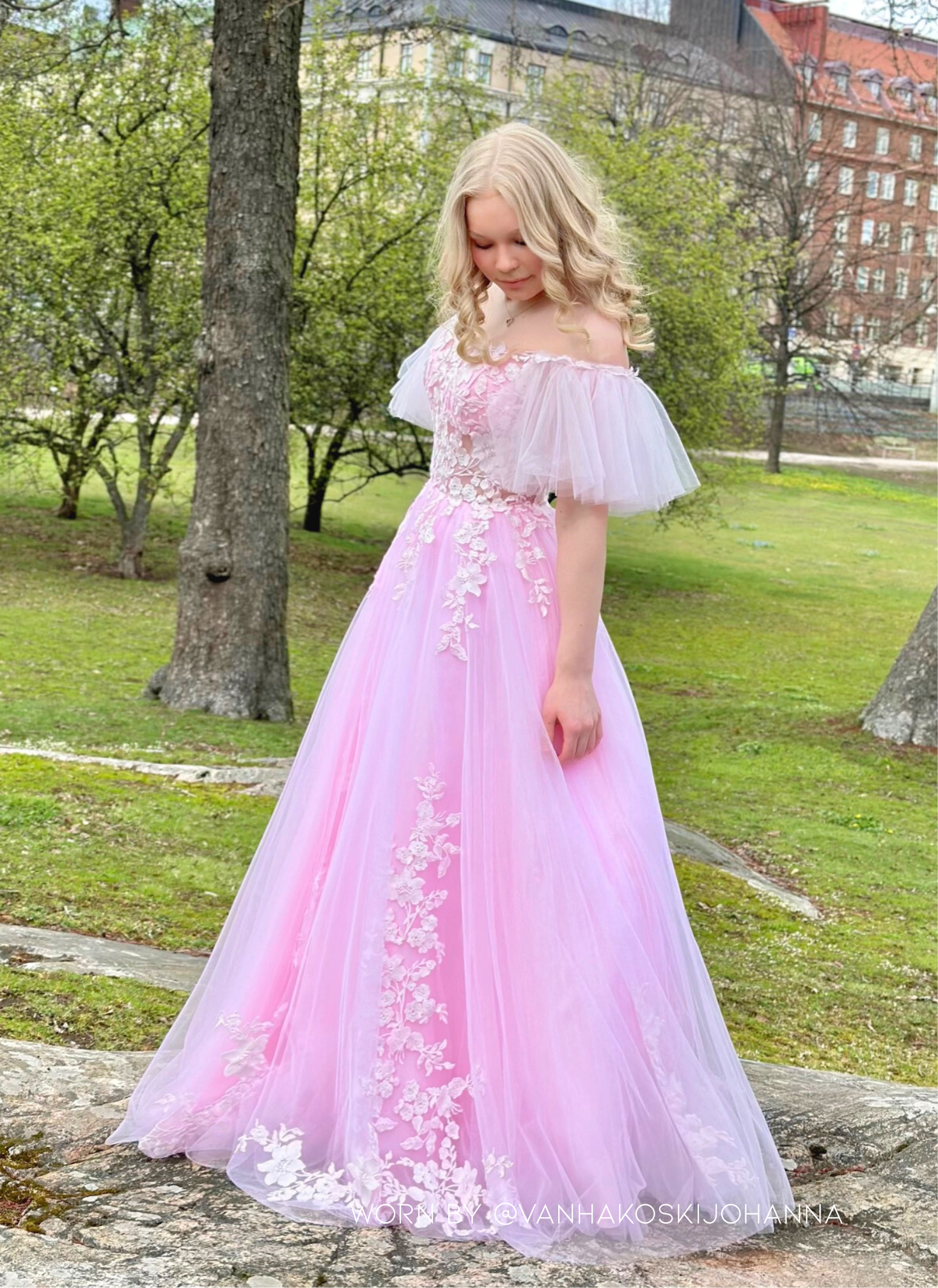 Vanhojentanssimekko tyllihelmalla, off shoulder -olkaimilla ja pitsiyläosalla.