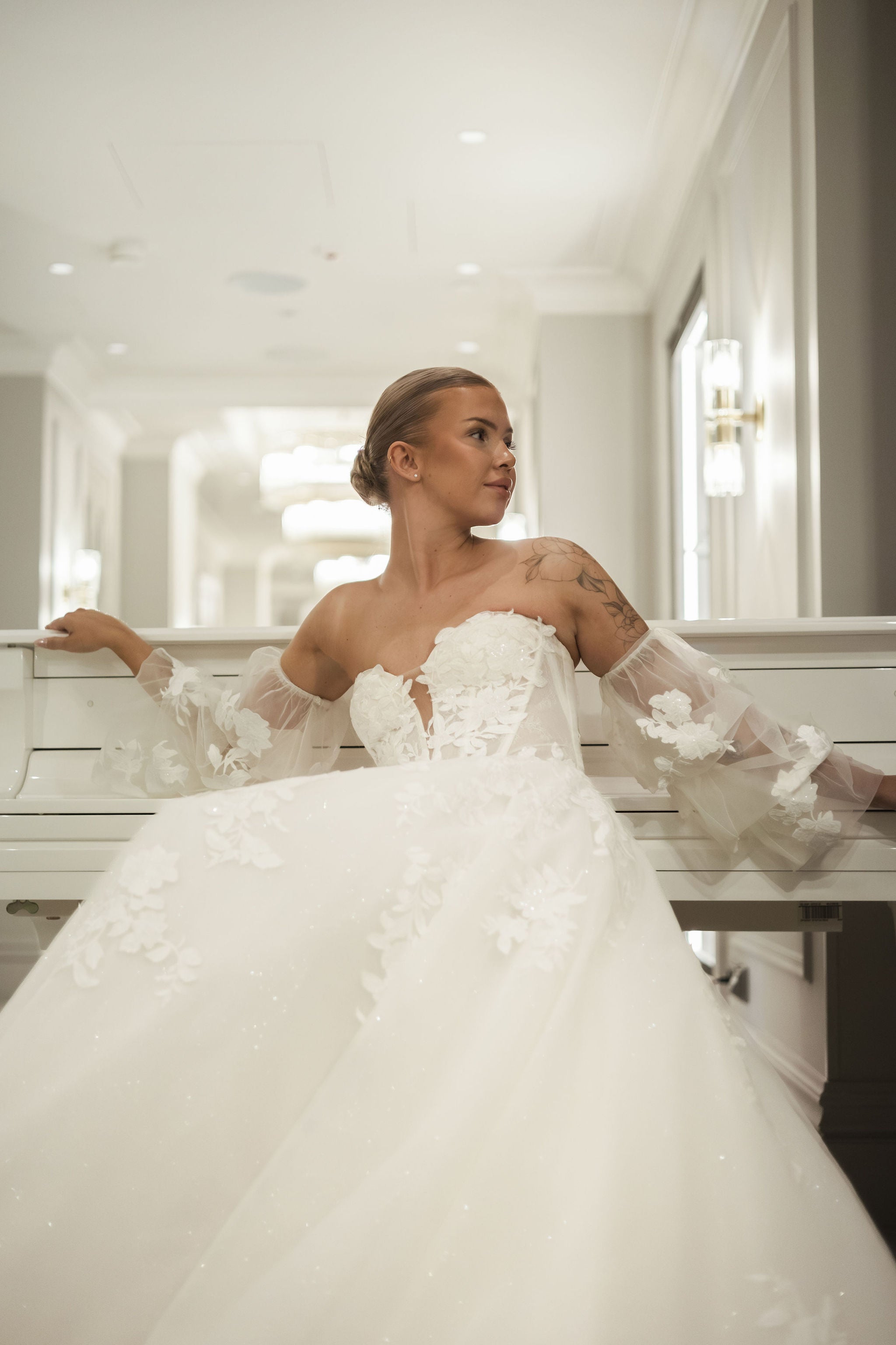 A-linjainen olkaimeton häämekko tyllistä, irtohihoilla.