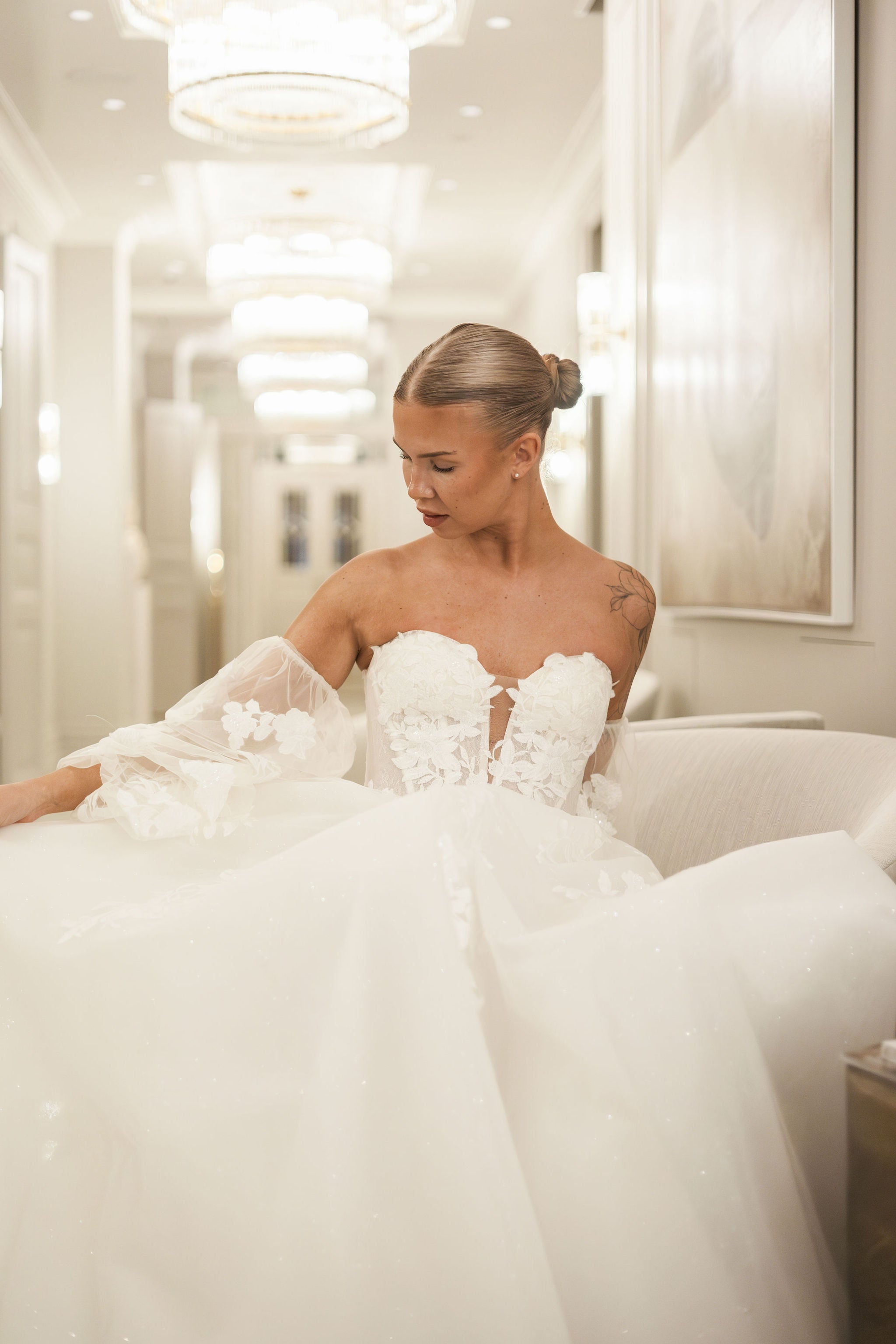 A-linjainen olkaimeton häämekko tyllistä, irtohihoilla.