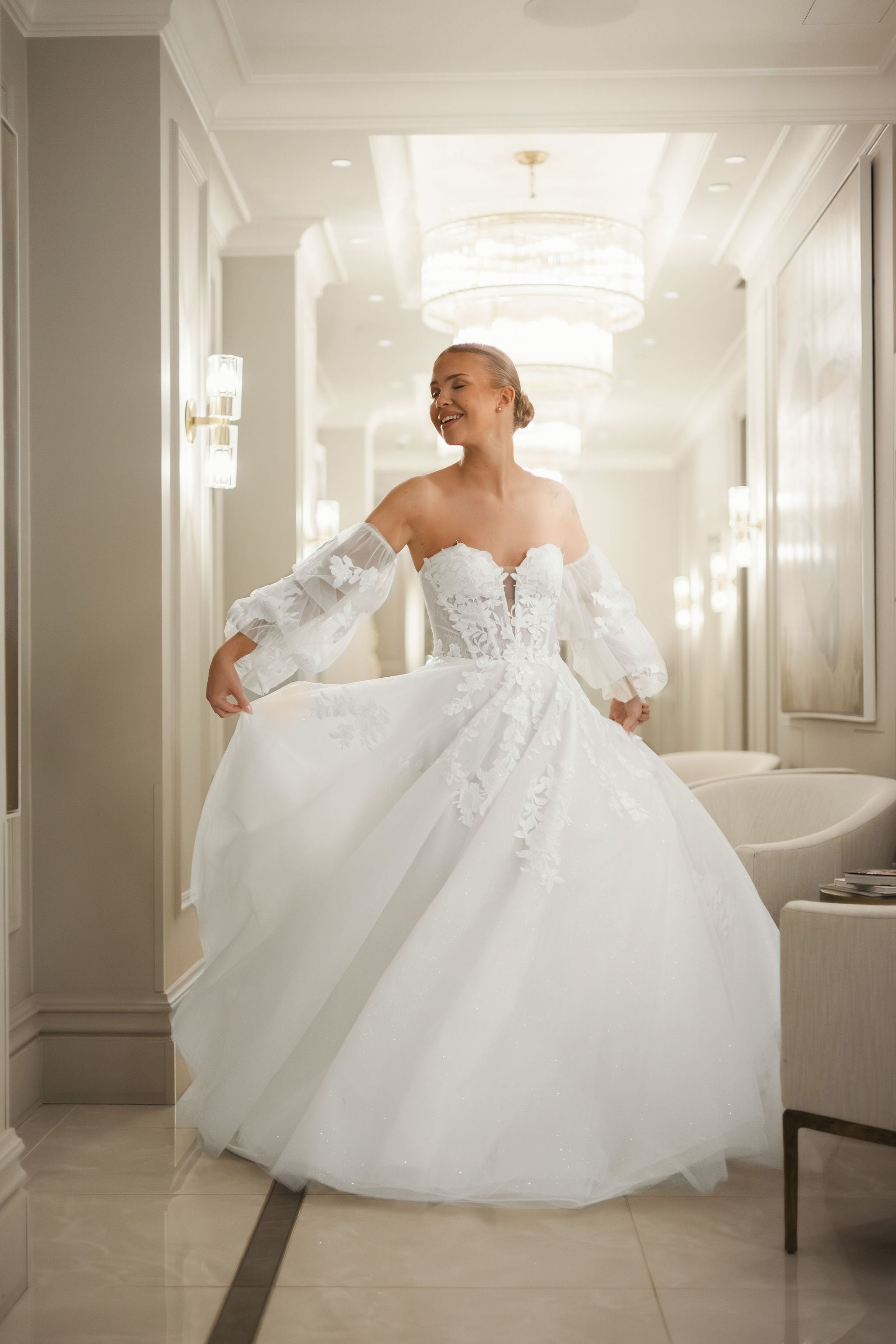 A-linjainen olkaimeton häämekko tyllistä, irtohihoilla.