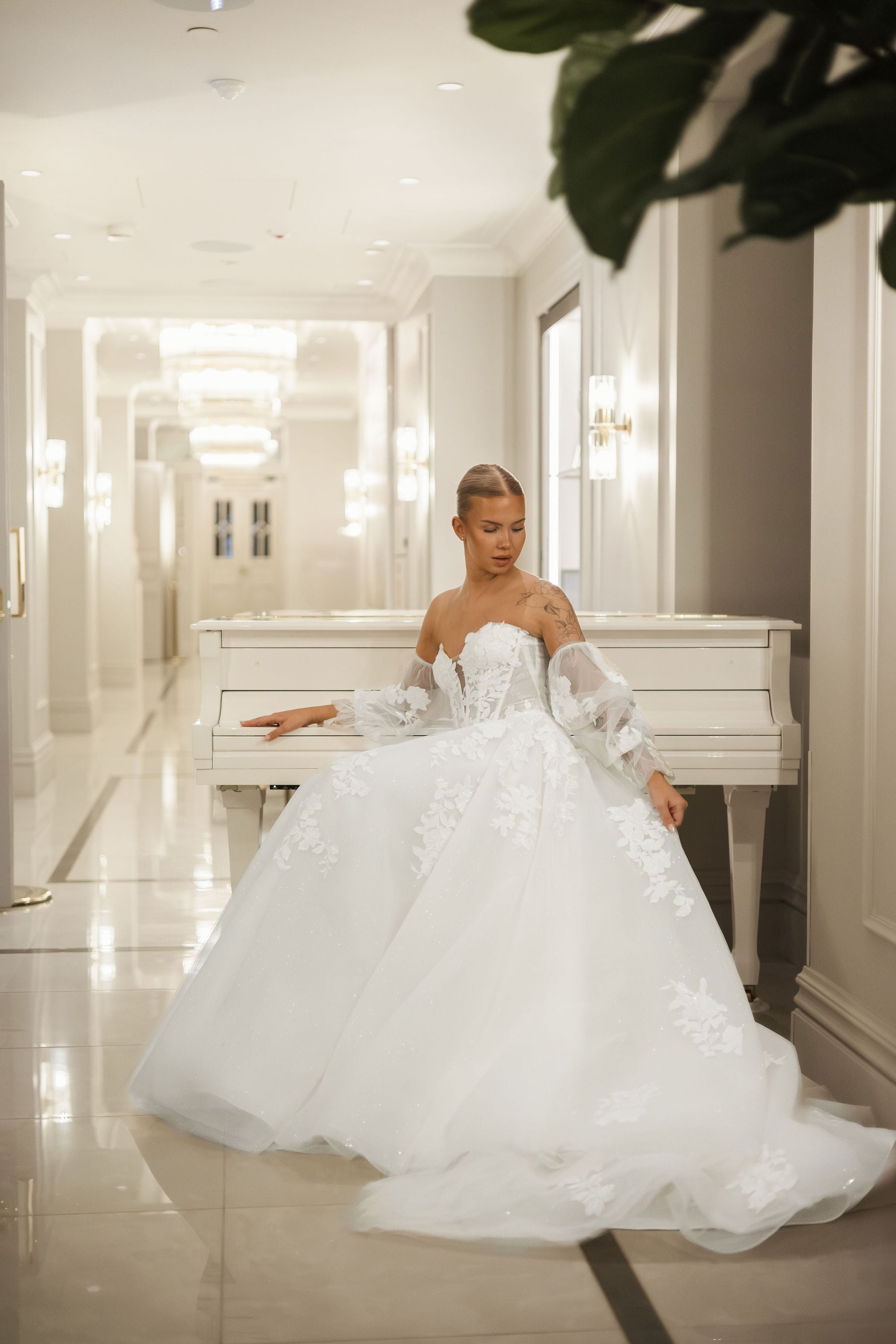 A-linjainen olkaimeton häämekko tyllistä, irtohihoilla, sivusta.