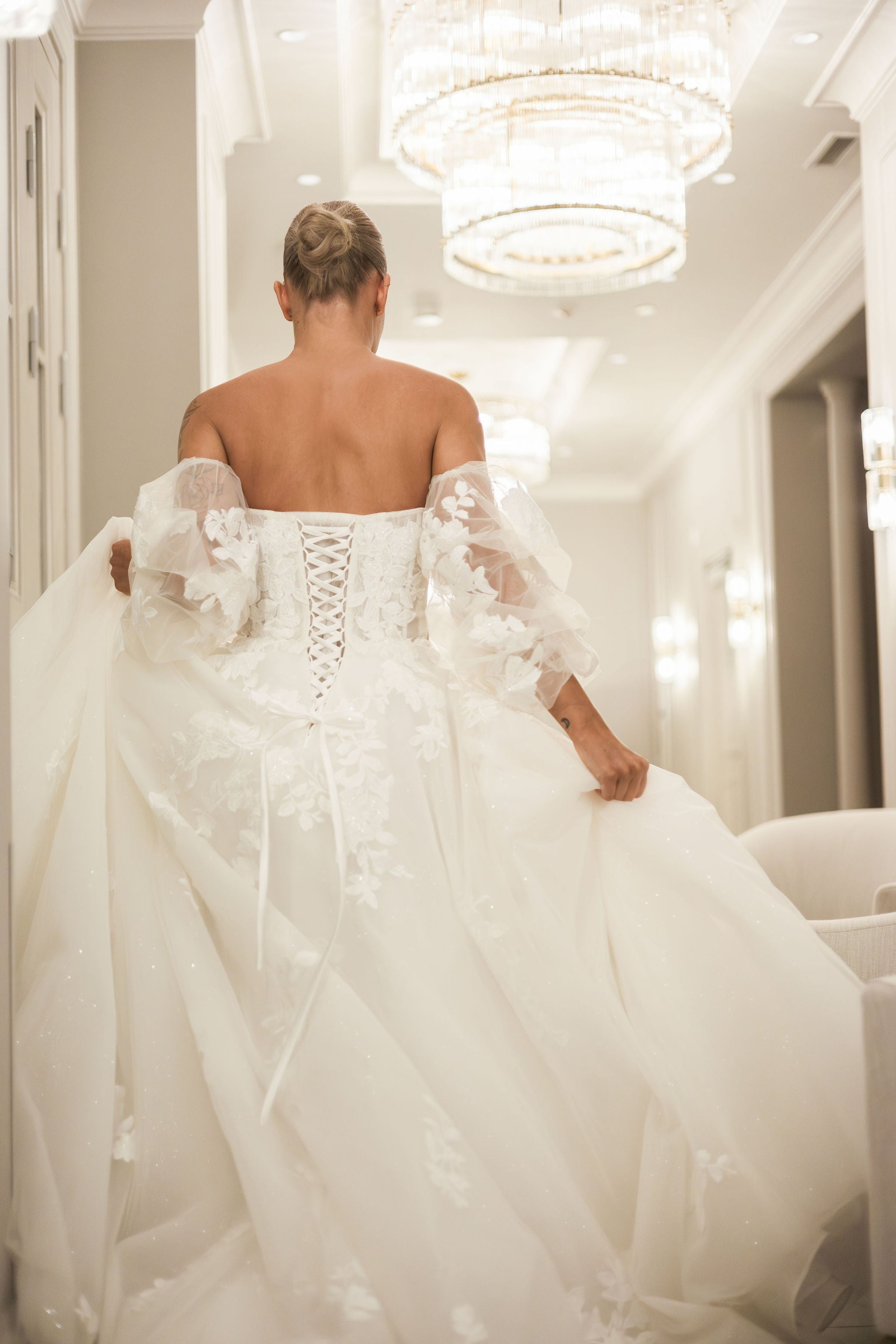 A-linjainen olkaimeton häämekko tyllistä, irtohihoilla.