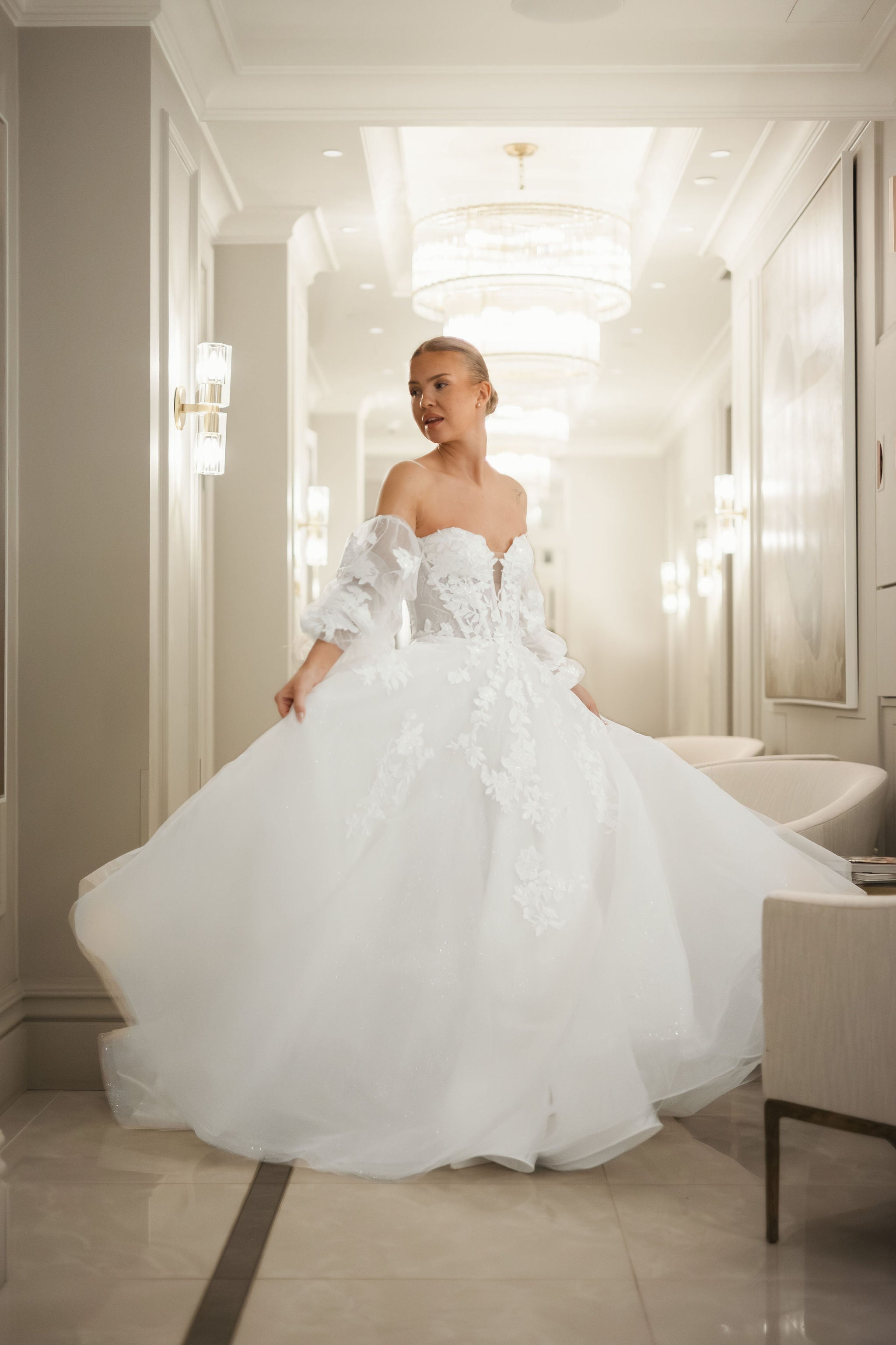 A-linjainen olkaimeton häämekko tyllistä, irtohihoilla.