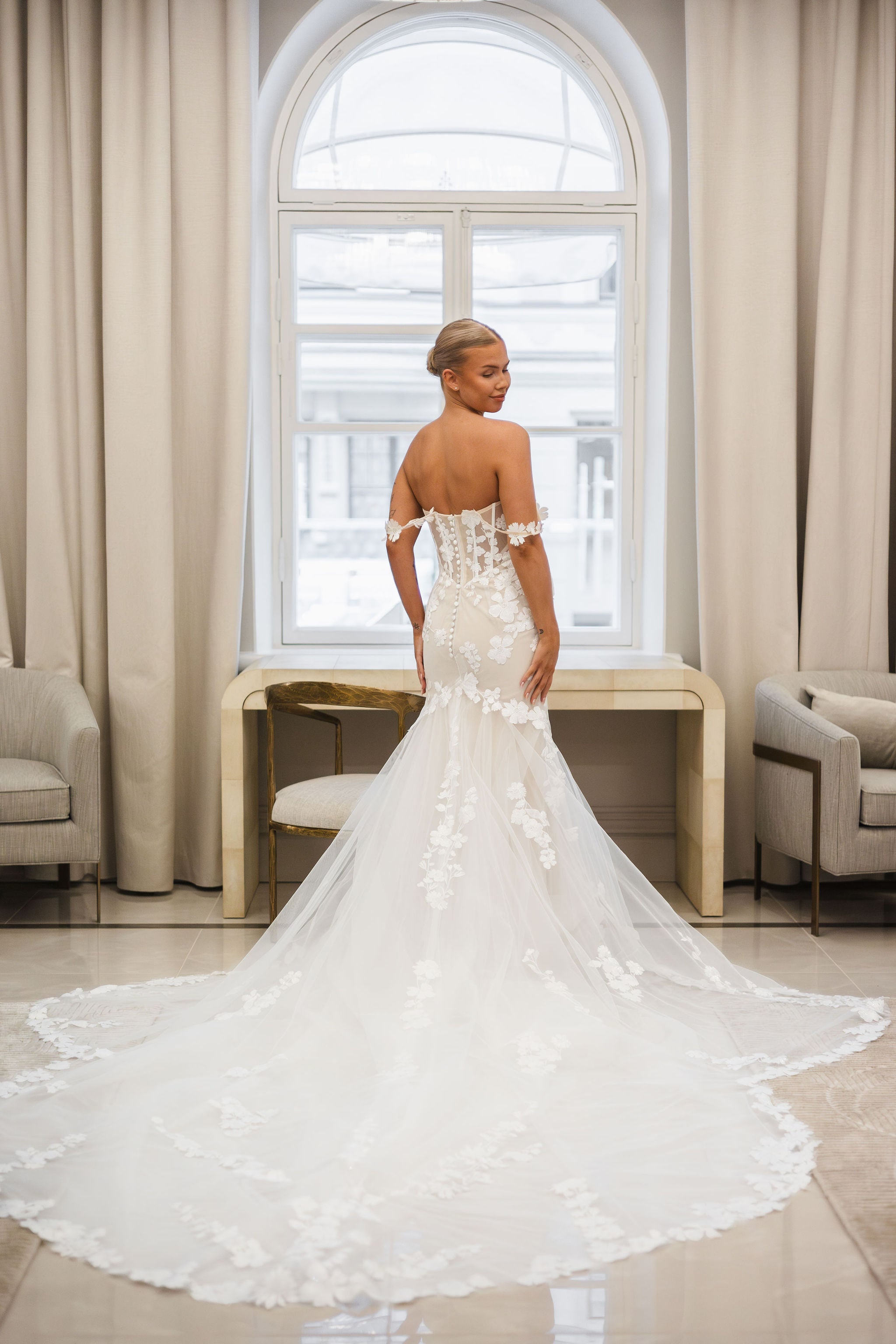 Off shoulder olkaimeton tyköistuva häämekko pitsiyksityiskohdilla, takaa.