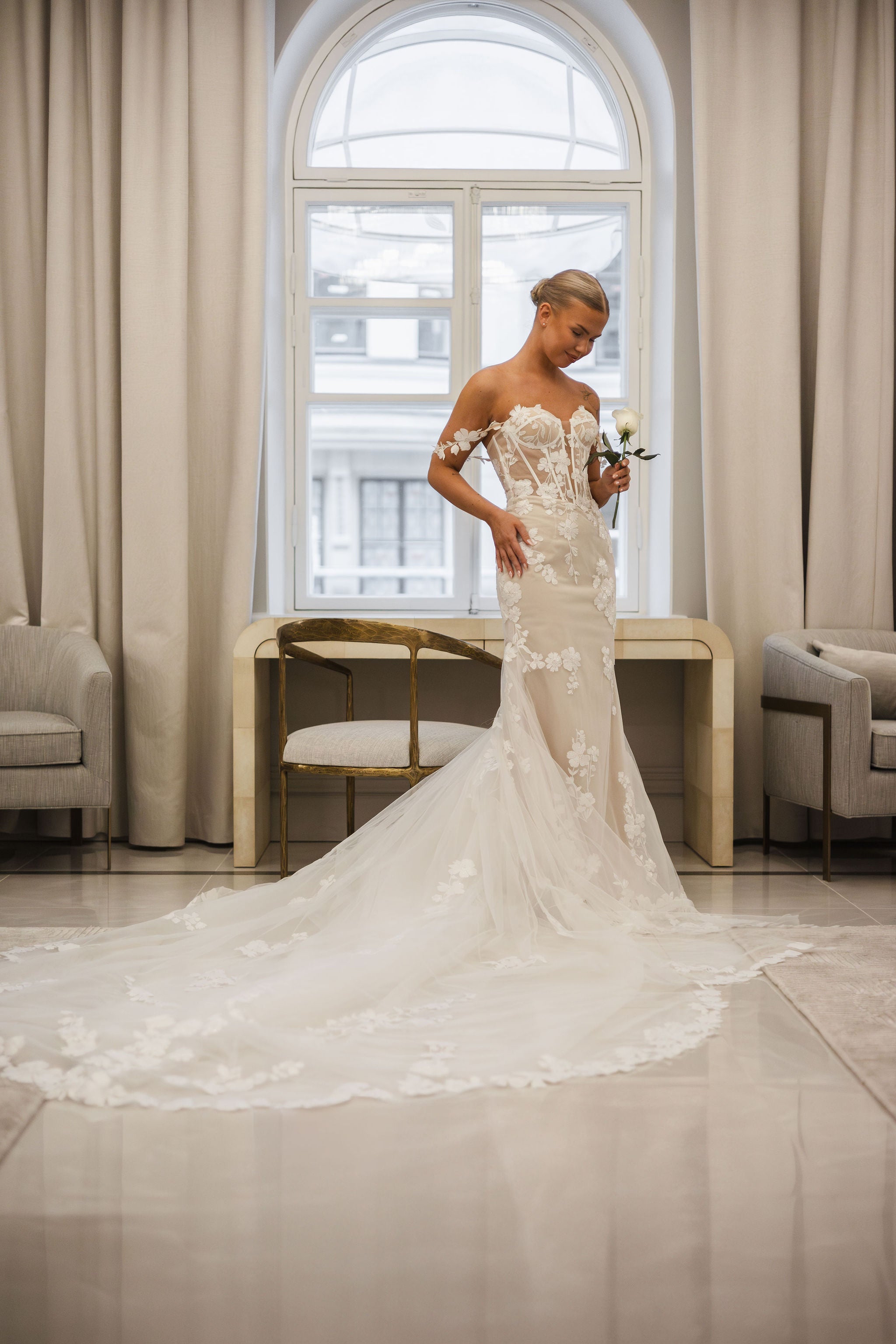 Off shoulder olkaimeton tyköistuva häämekko pitsiyksityiskohdilla, etu.