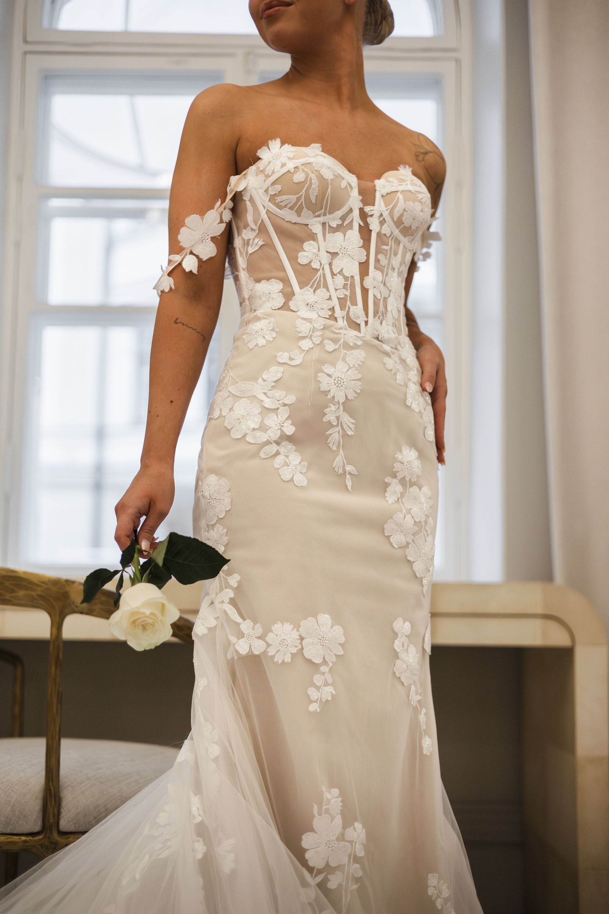 Off shoulder olkaimeton tyköistuva häämekko pitsiyksityiskohdilla, lähikuva.