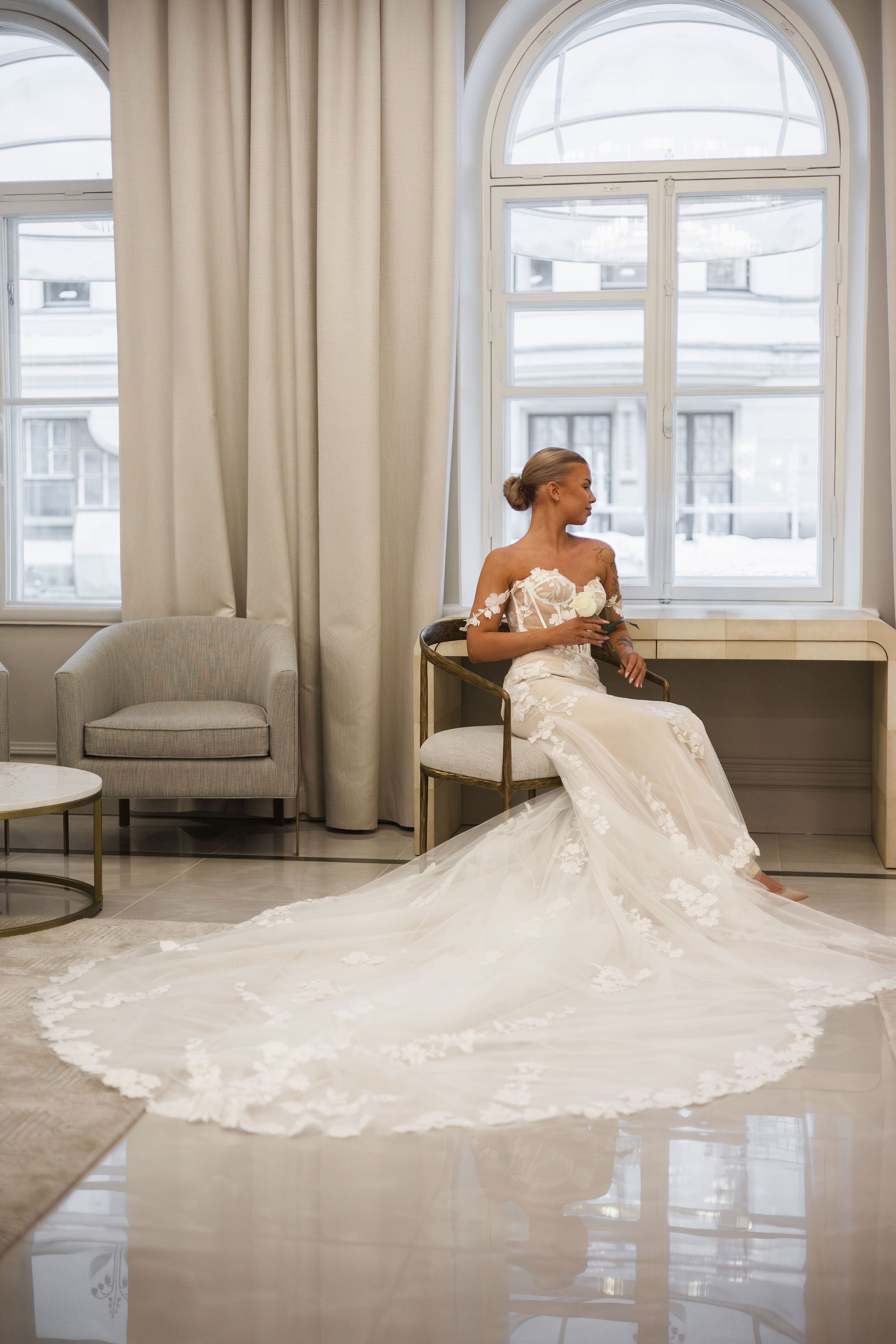 Off shoulder olkaimeton tyköistuva häämekko pitsiyksityiskohdilla.