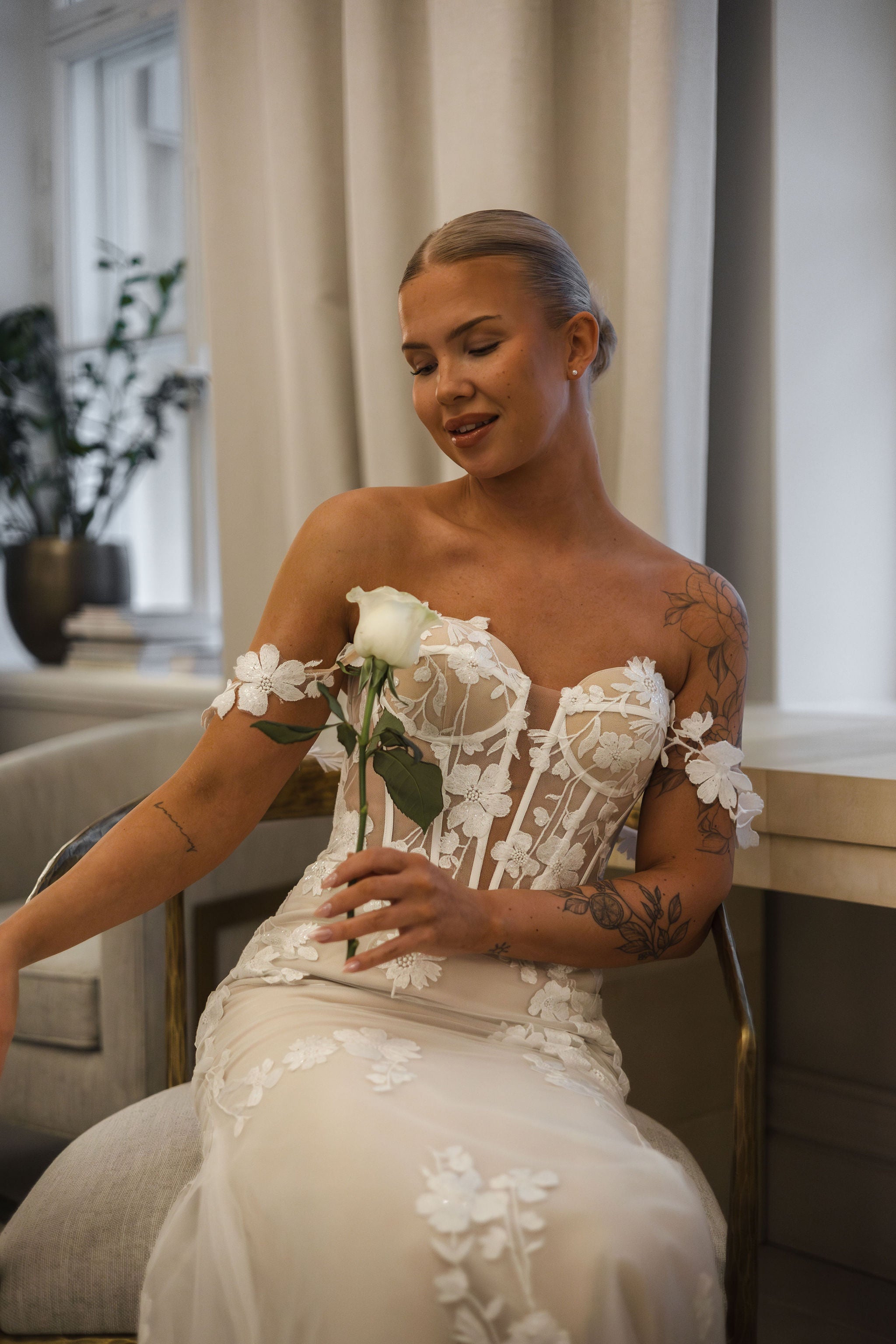 Off shoulder olkaimeton tyköistuva häämekko pitsiyksityiskohdilla, edestä.