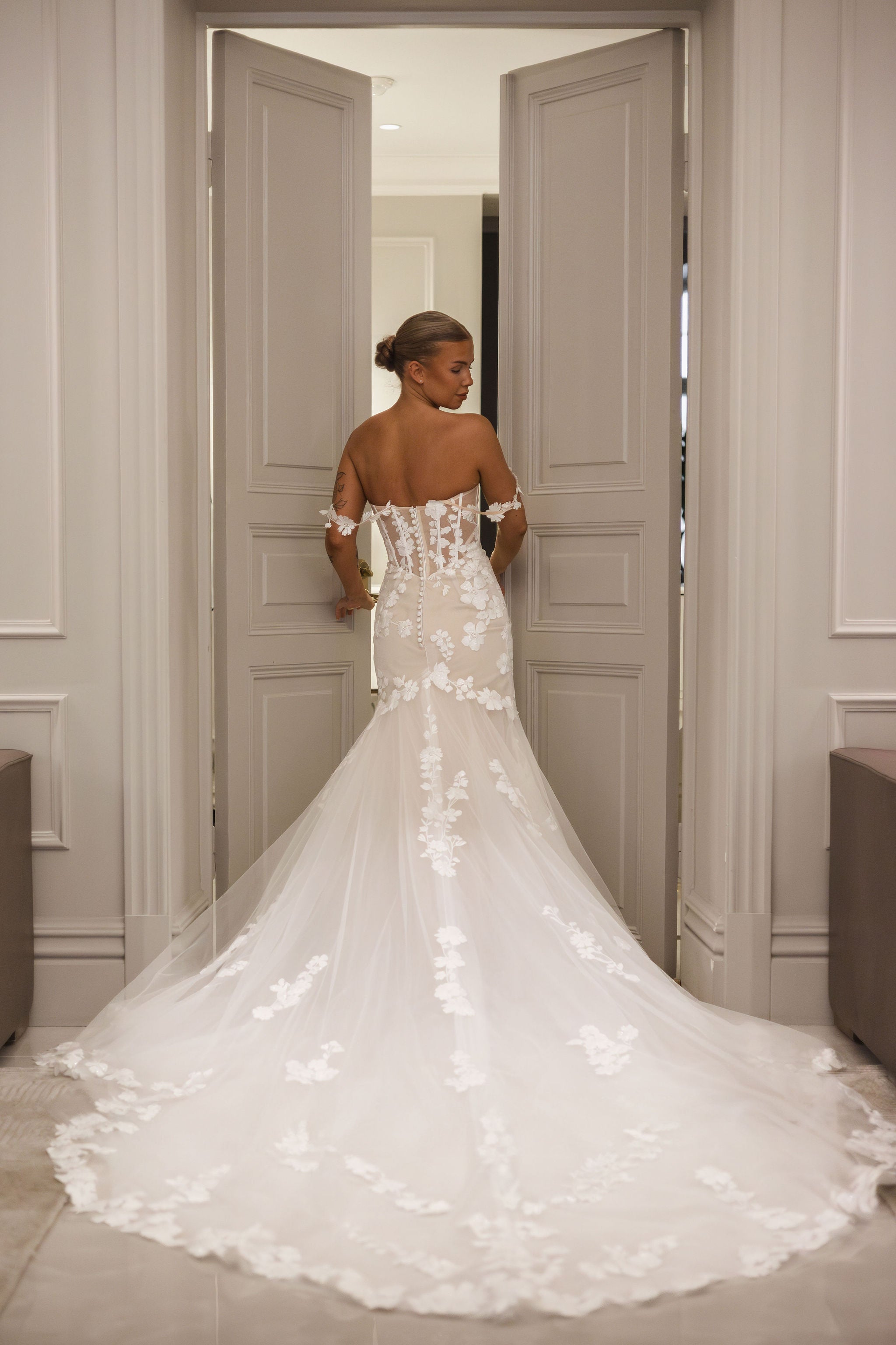 Off shoulder olkaimeton tyköistuva häämekko pitsiyksityiskohdilla.