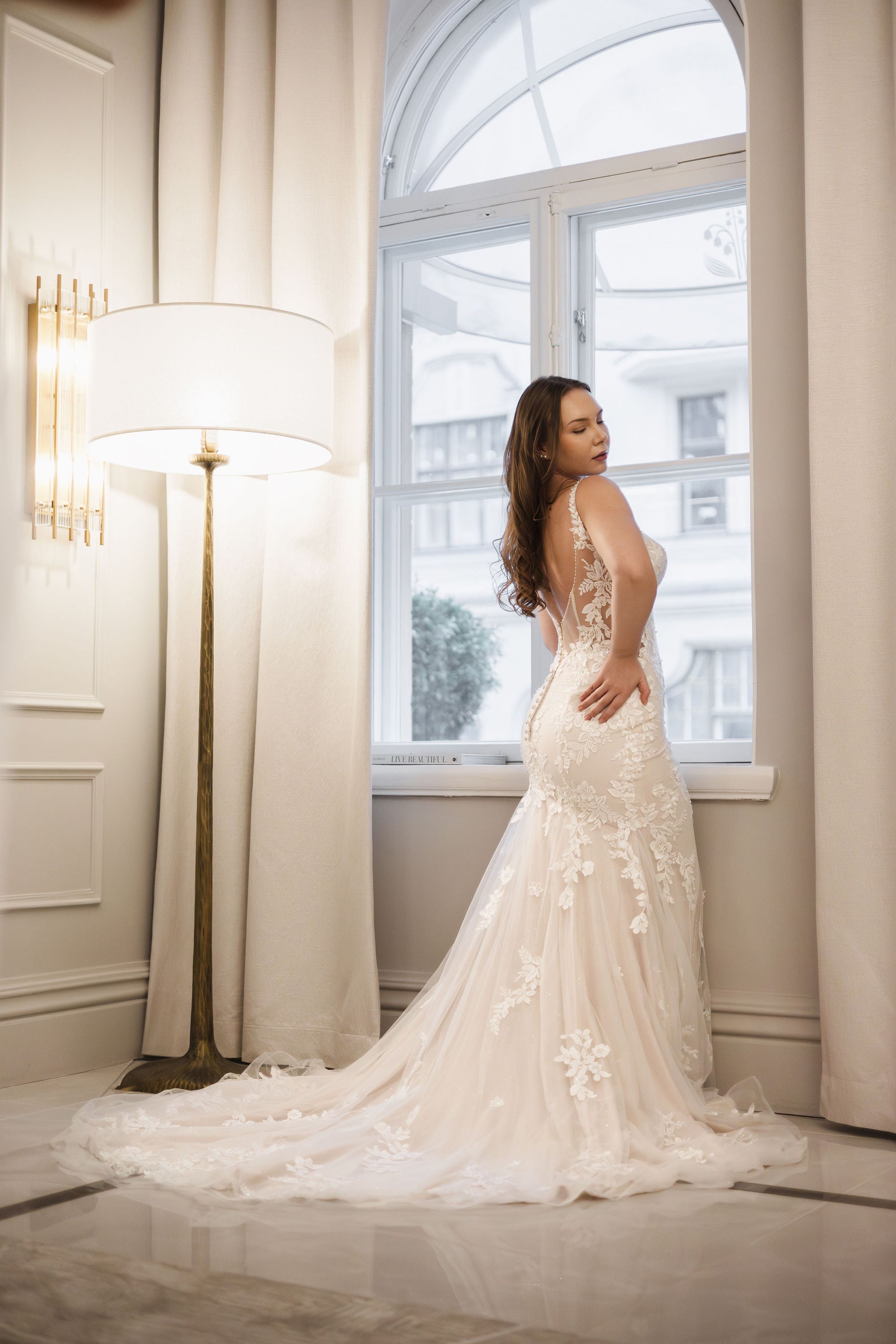 Merenneitomallinen häämekko pitsikoristeluilla, koristelluilla olkaimilla, nude pohjakankaalla ja laahuksella.