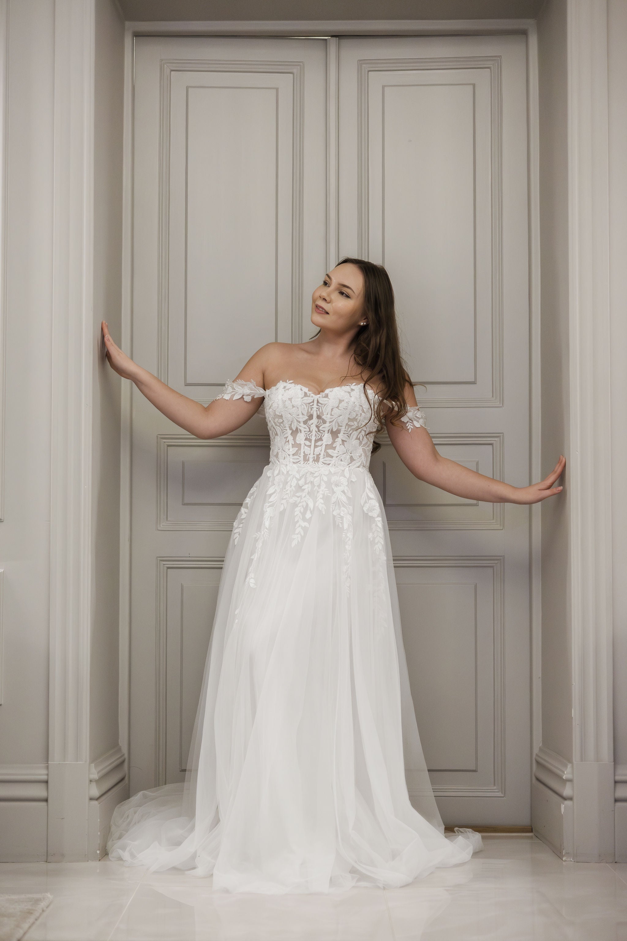 Häämekko pitsiyläosalla, läpikuultava selkä ja näyttävä tyllilaahus.