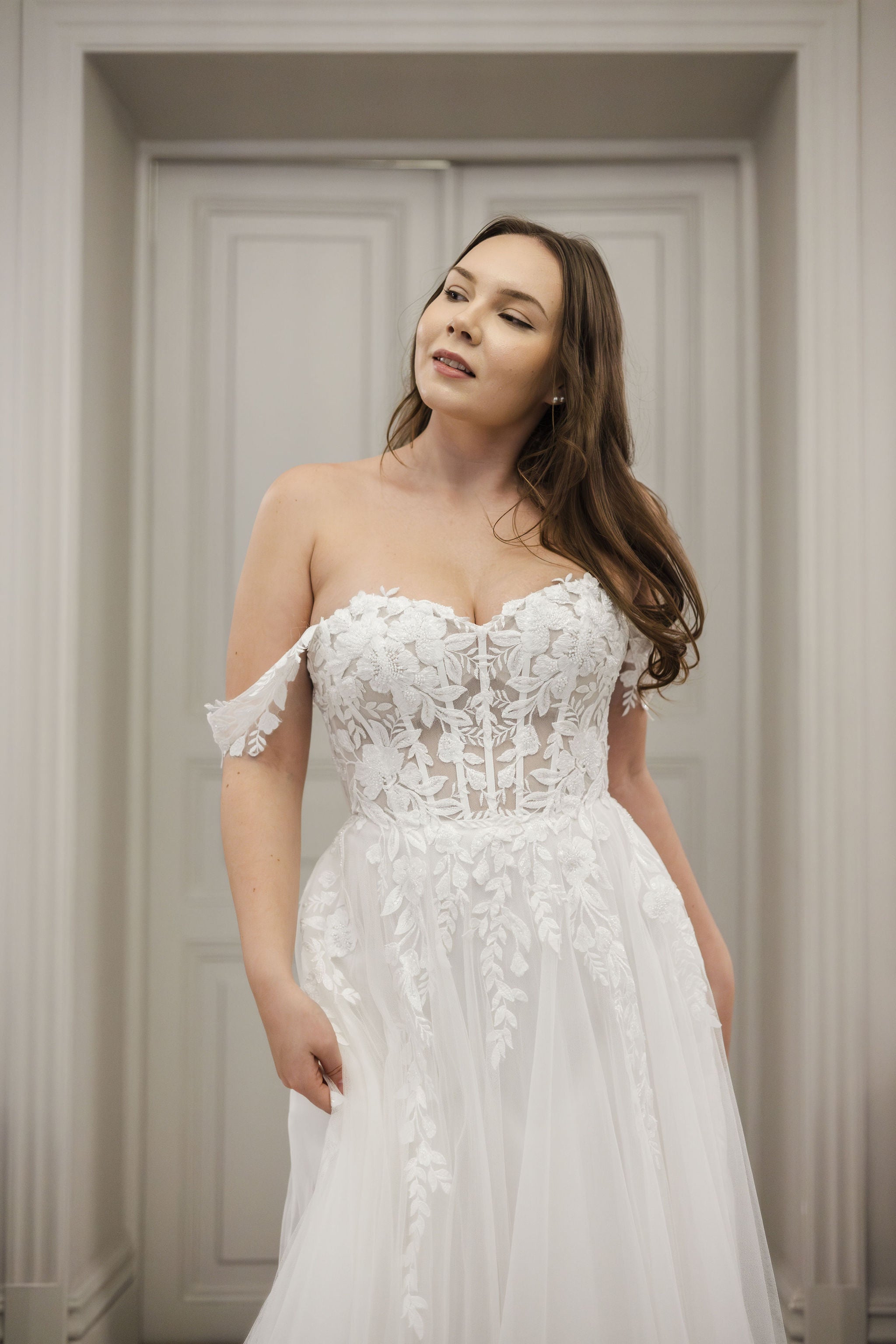 Häämekko pitsiyläosalla, läpikuultava selkä ja näyttävä tyllilaahus.