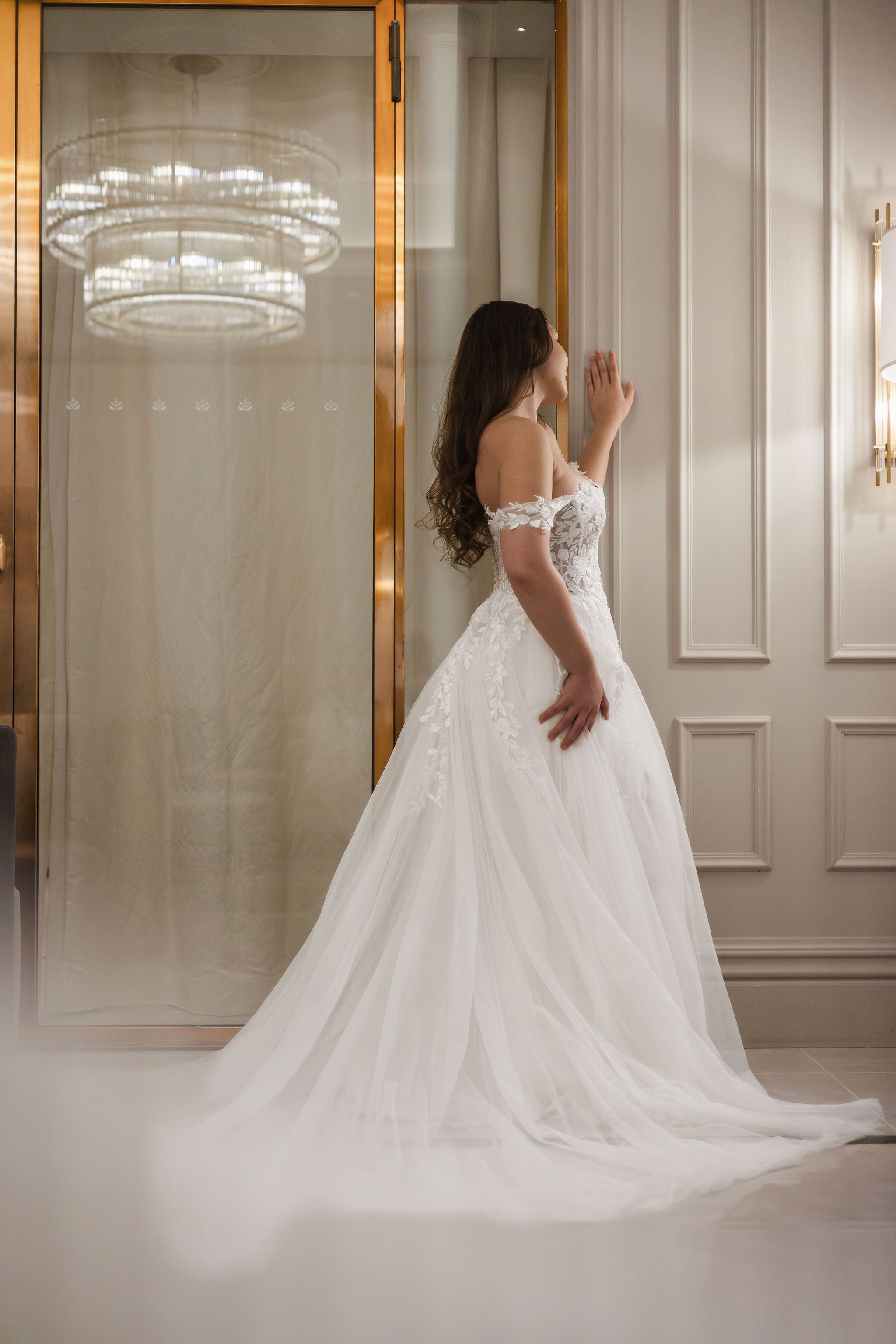 Häämekko pitsiyläosalla, läpikuultava selkä ja näyttävä tyllilaahus.