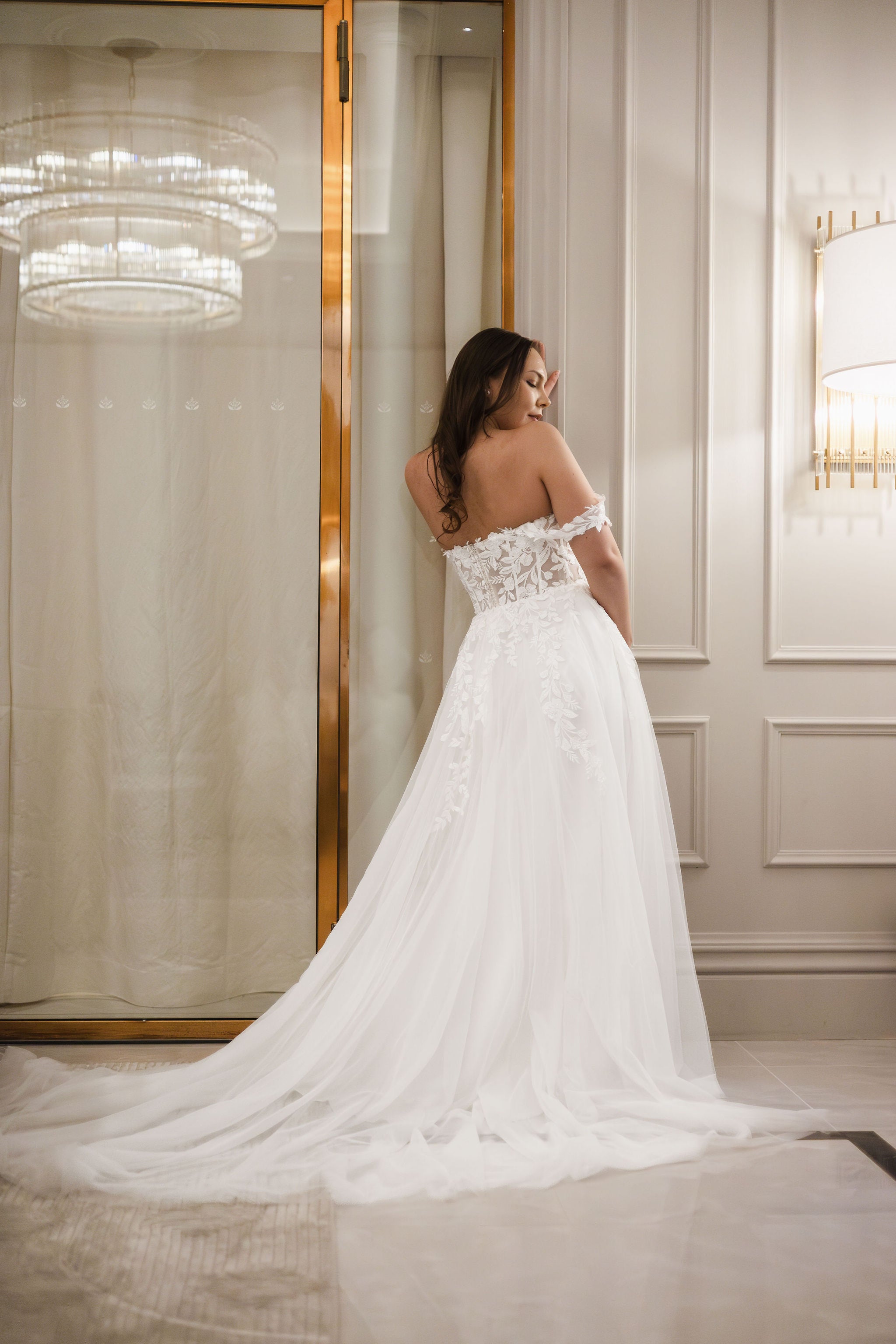 Häämekko pitsiyläosalla, läpikuultava selkä ja näyttävä tyllilaahus.