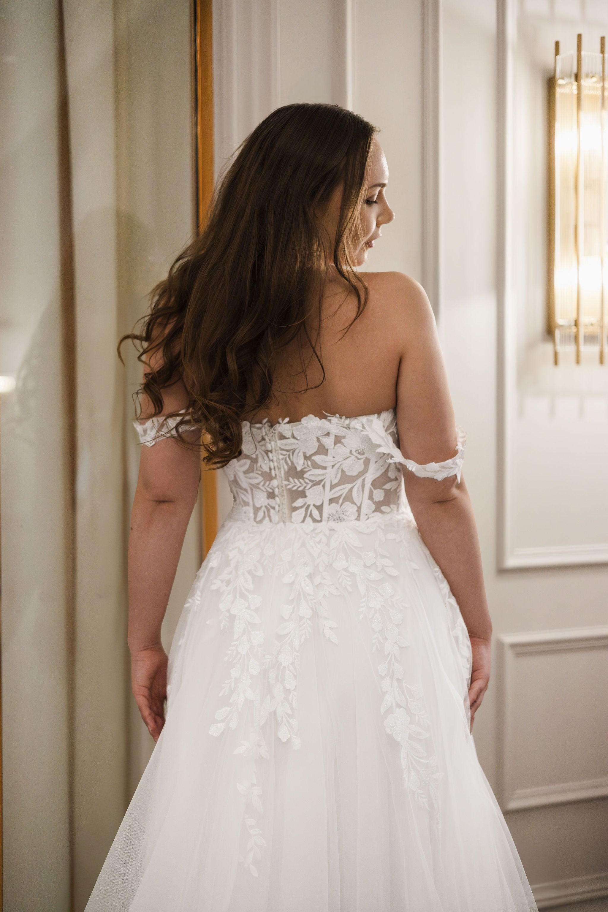 Häämekko pitsiyläosalla, läpikuultava selkä ja näyttävä tyllilaahus.