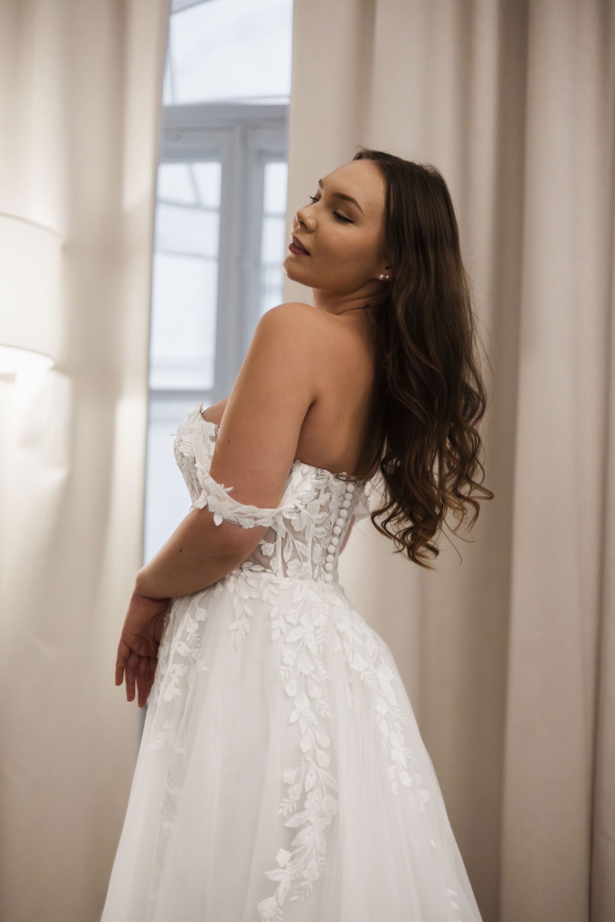 Häämekko pitsiyläosalla, läpikuultava selkä ja näyttävä tyllilaahus.