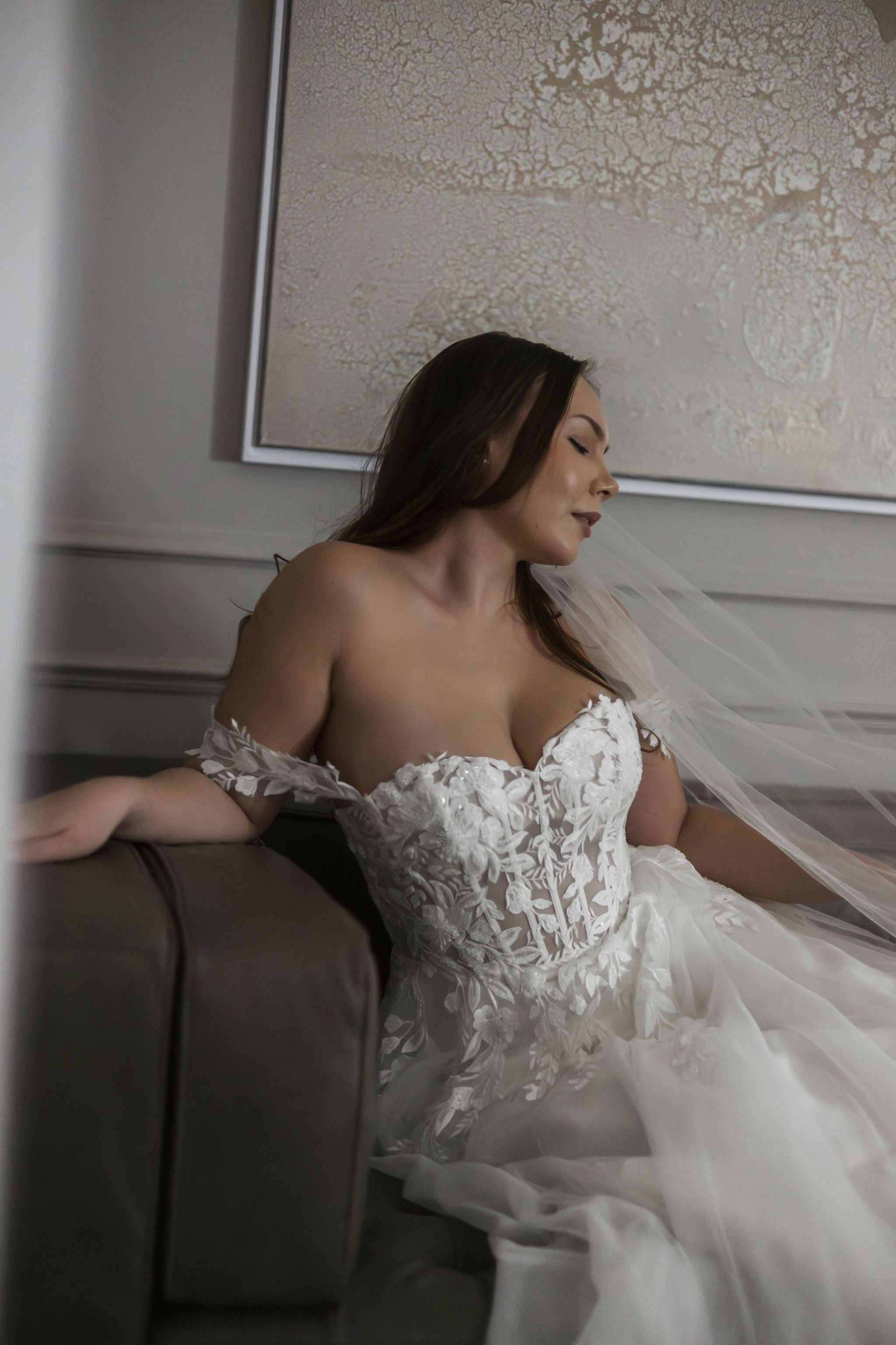 Häämekko pitsiyläosalla, läpikuultava selkä ja näyttävä tyllilaahus, edestä.