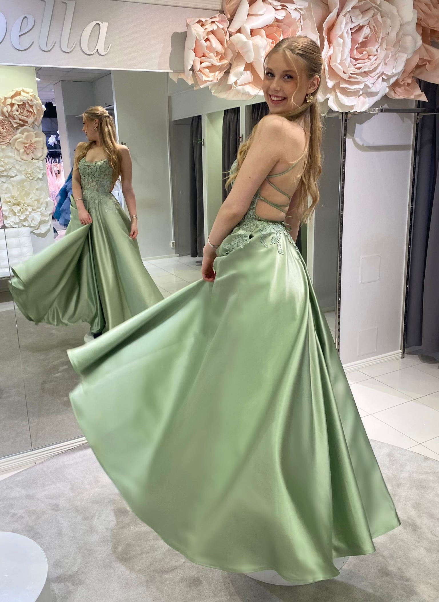 Oliivinvärinen tanssimekko pitsiyläosalla ja satiinihelmalla.