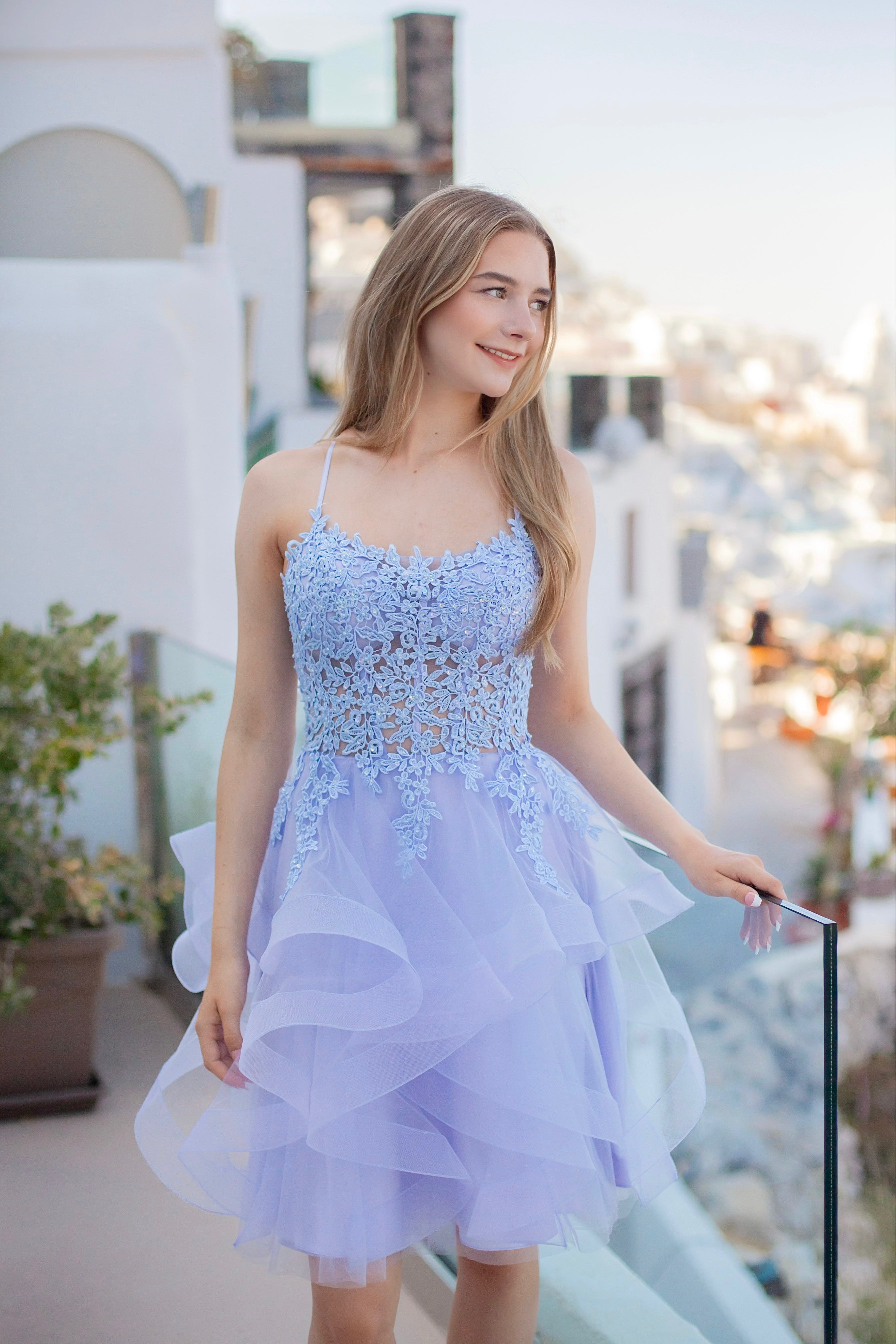 Violetti juhlamekko pitsiyläosalla ja tyllihelmalla.