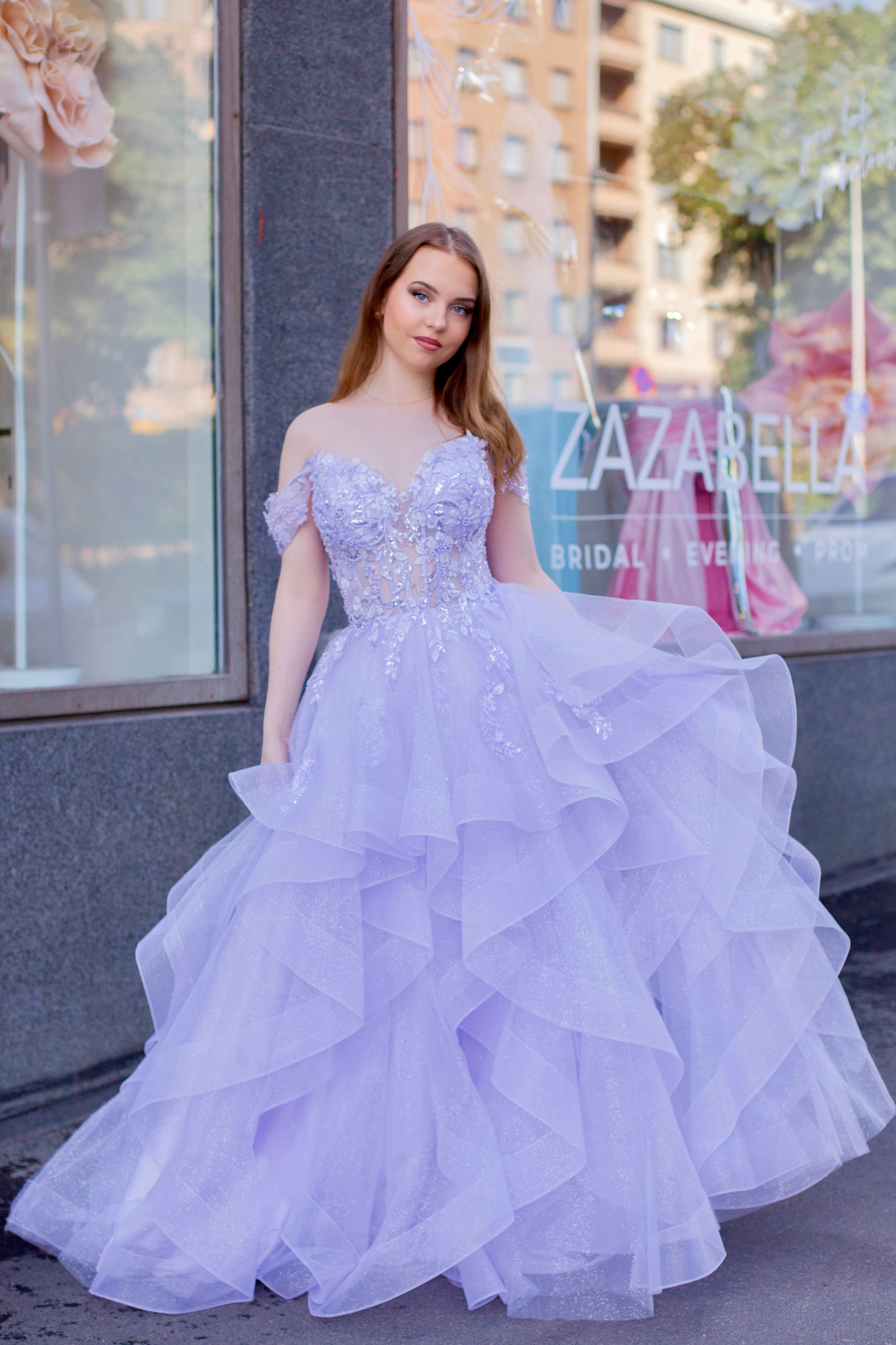 Violetti kimaltava vanhojentanssimekko off shoulder -yläosalla ja röyhelöhelmalla.