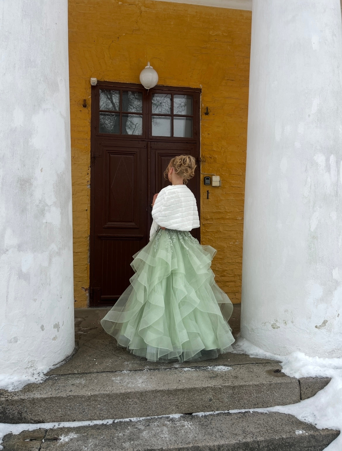 Röyhelöhelmainen oliivinvihreä vanhojentanssimekko.