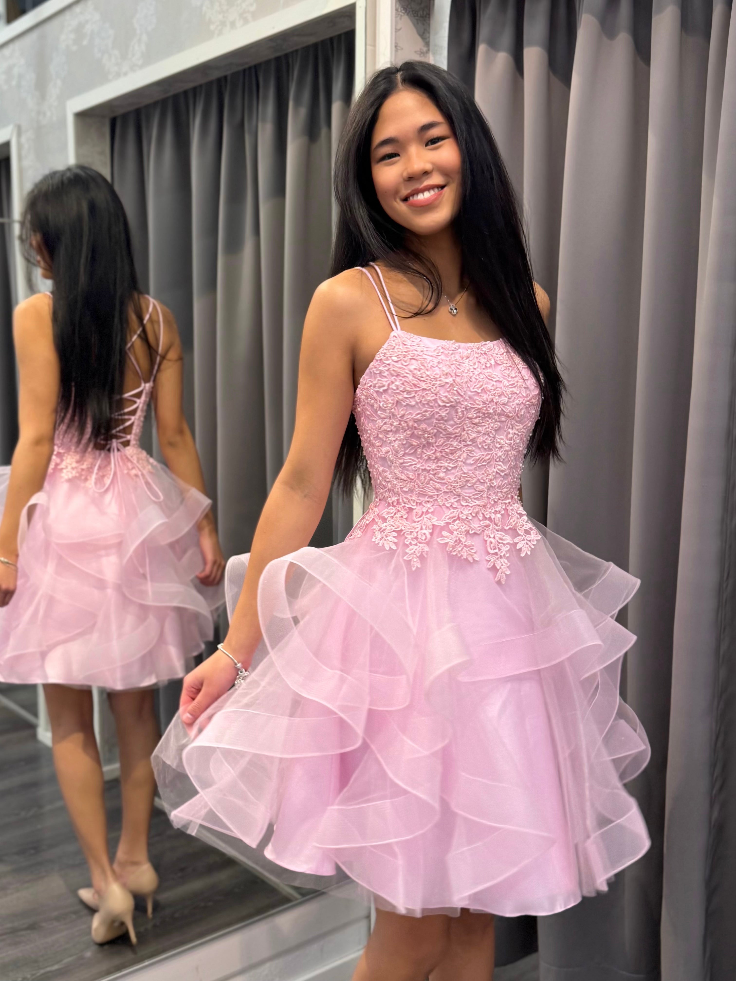 vaaleanpunainen juhlamekko.