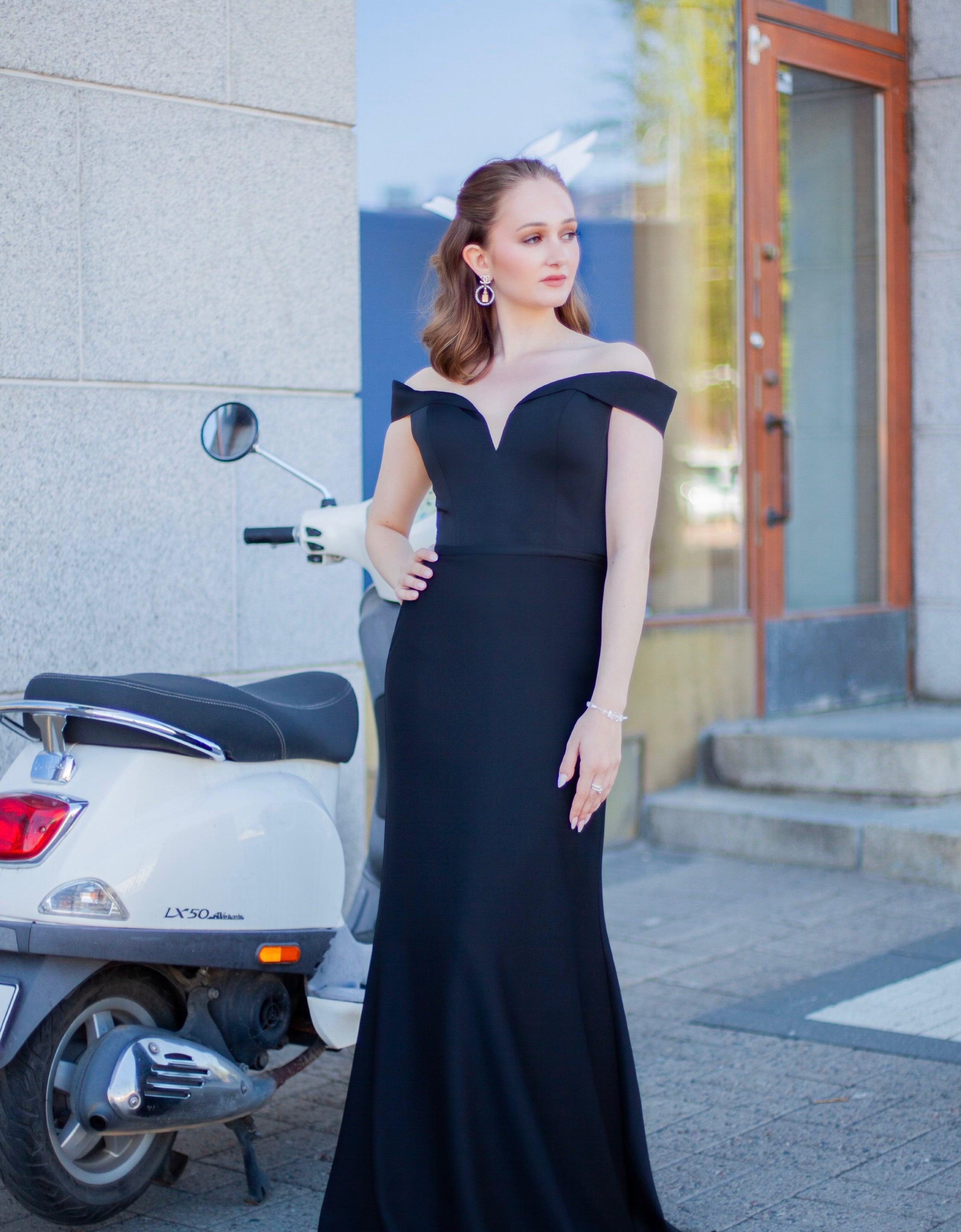 Musta tyköistuva off-shoulder -mekko vuosijuhliin