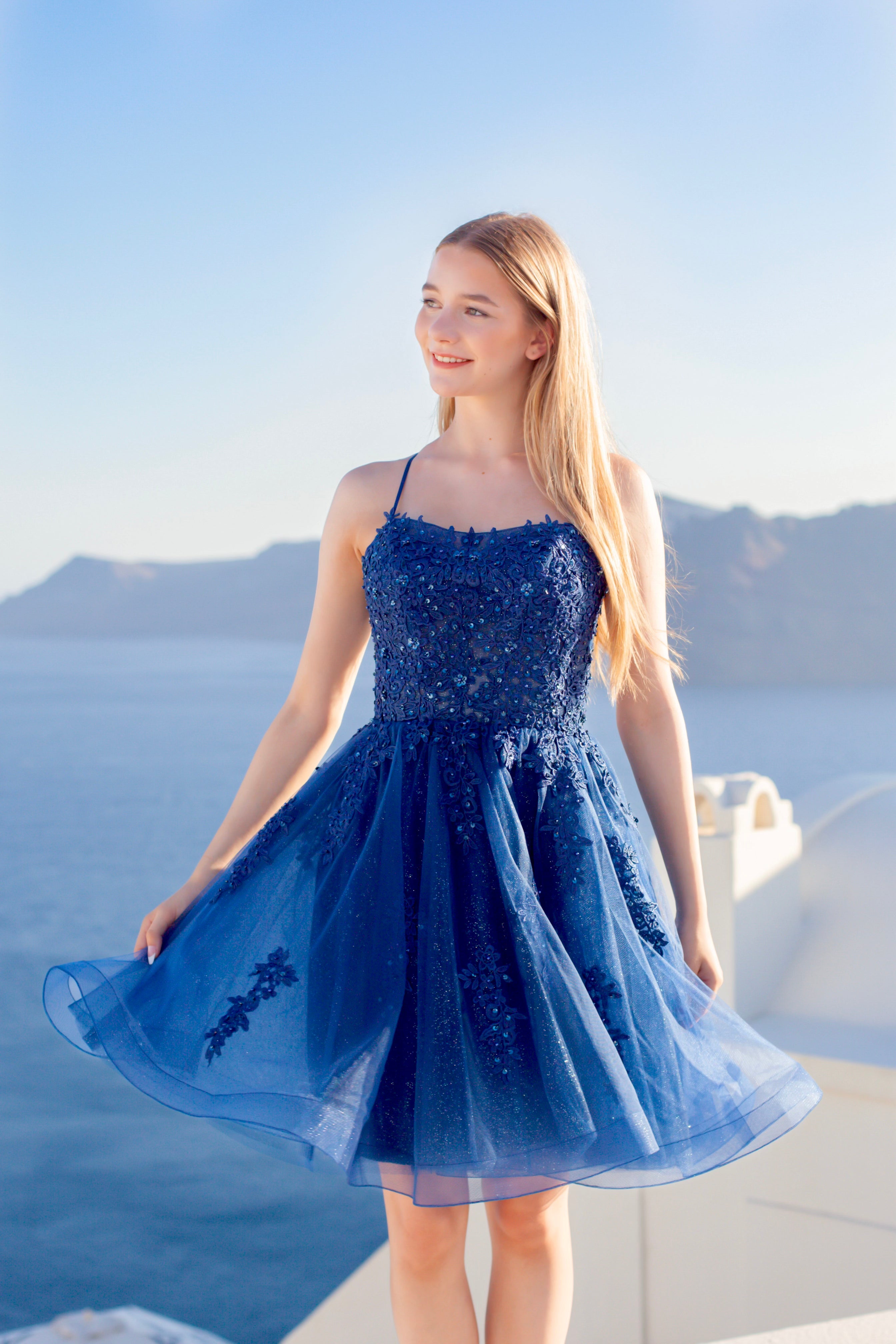 Tummansininen kimaltava juhlamekko, edestä.